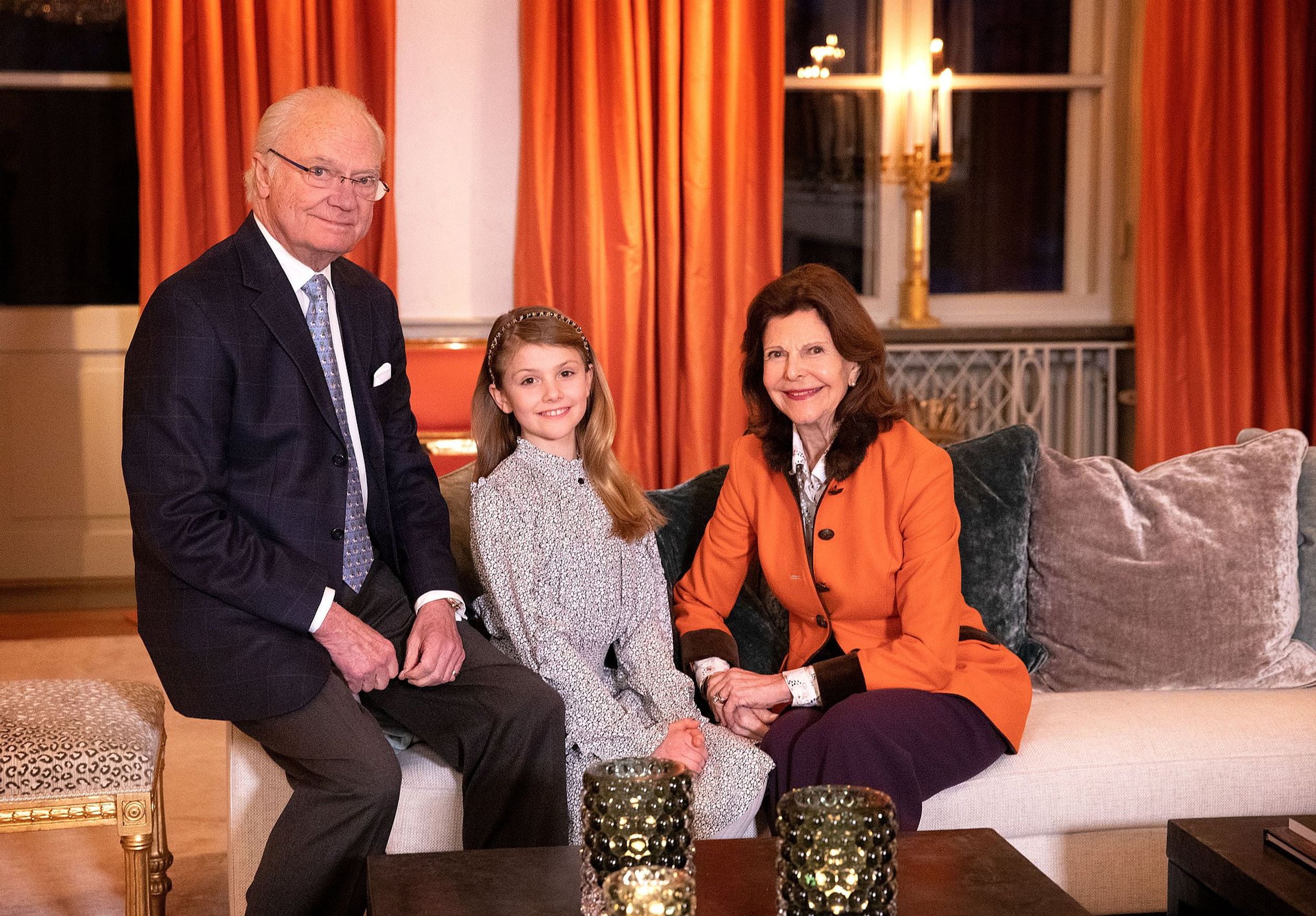 Koning Carl Gustaf en koningin Silvia poseren met hun jarige kleindochter in Slot Haga.
