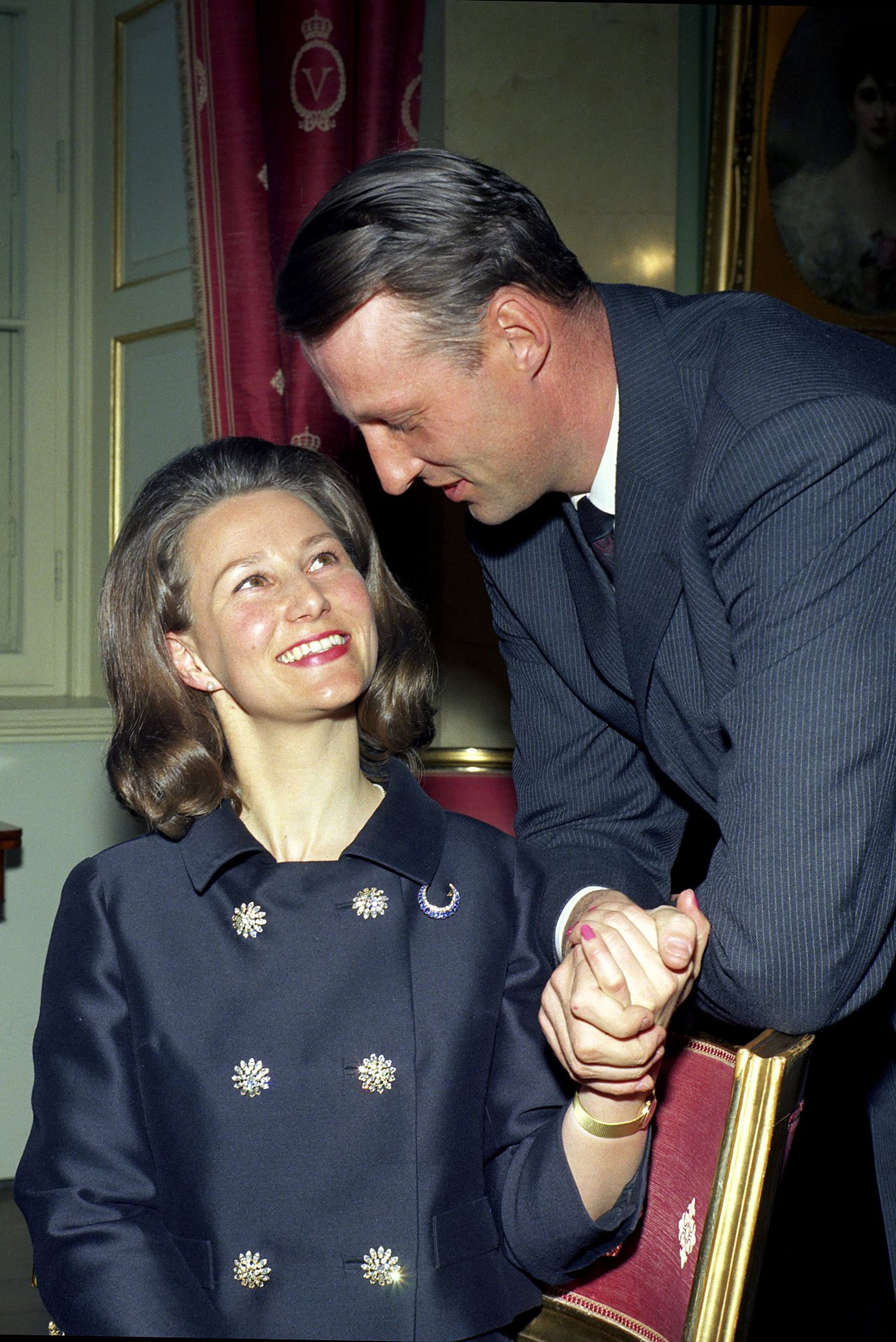 Maart 1968: Toenmalig kroonprins Harald en zijn verloofde Sonja Haraldsen poseren voor fotografen na