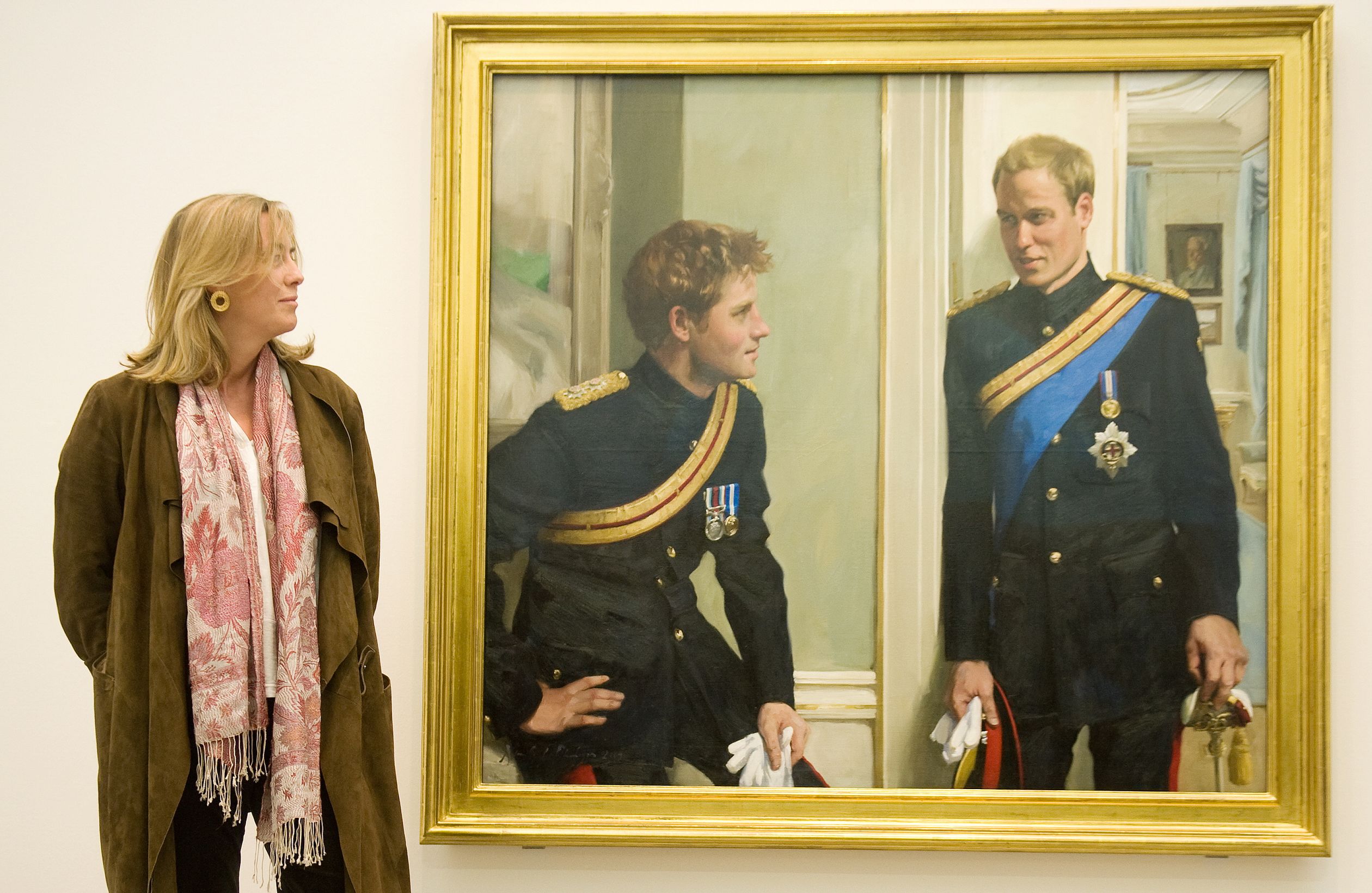 Nicky Philipps staat in de National Portrait Gallery bij haar kunstwerk.