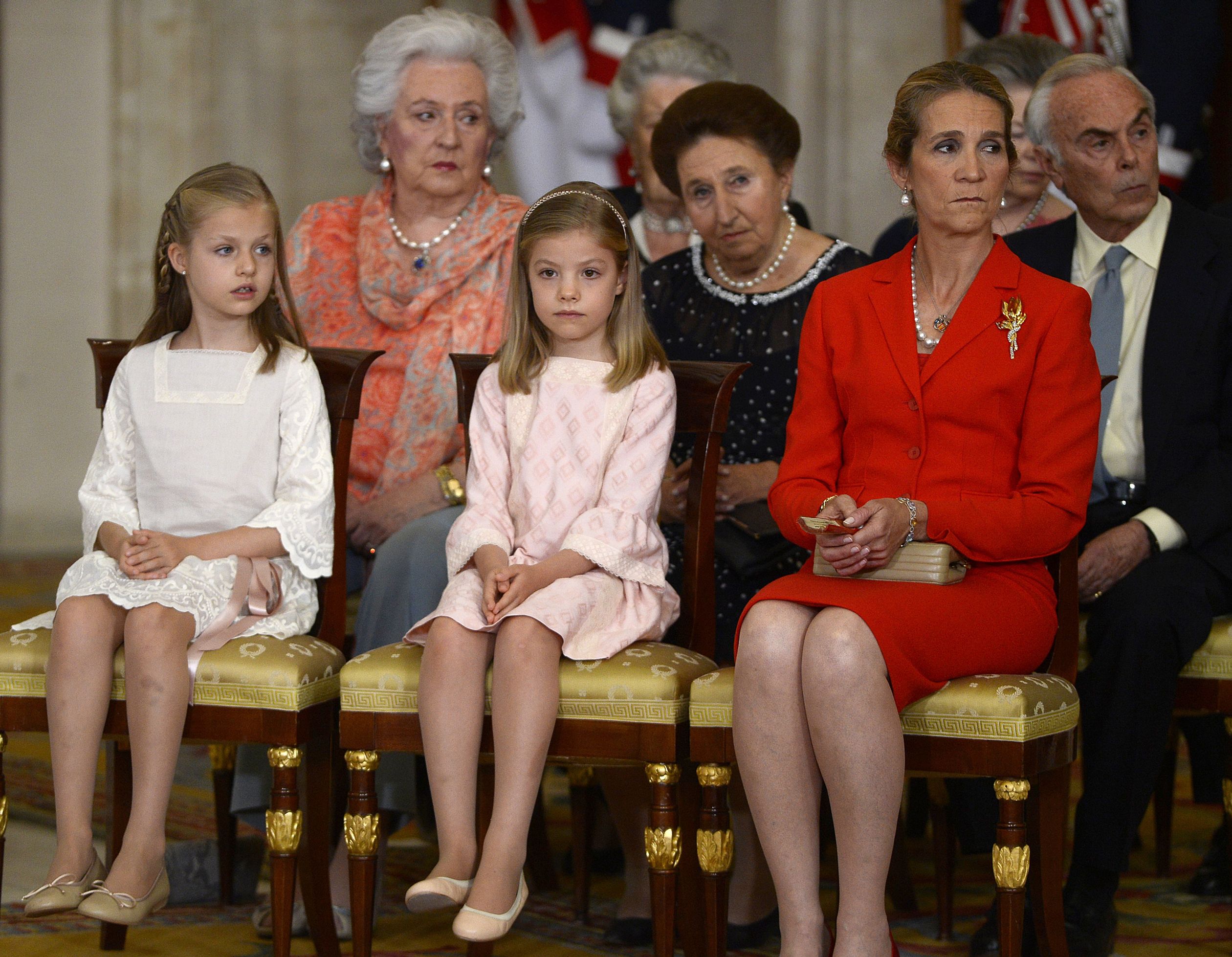Elena samen met haar nichtjes Leonor en Sofía tijdens de abdicatie van koning Juan Carlos, 18 juni