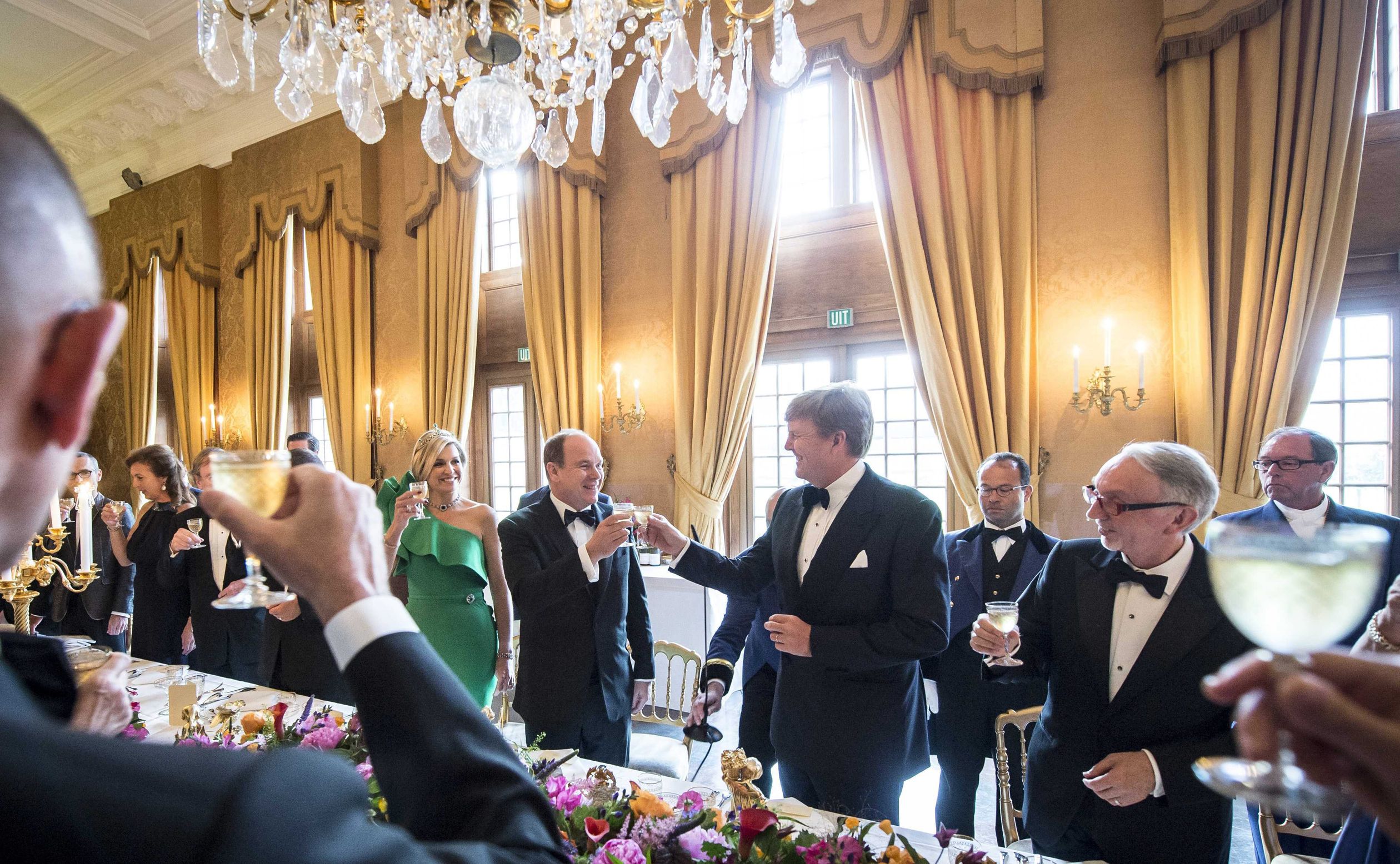 Willem-Alexander en Albert proosten tijdens het diner in Paleis Het Loo.