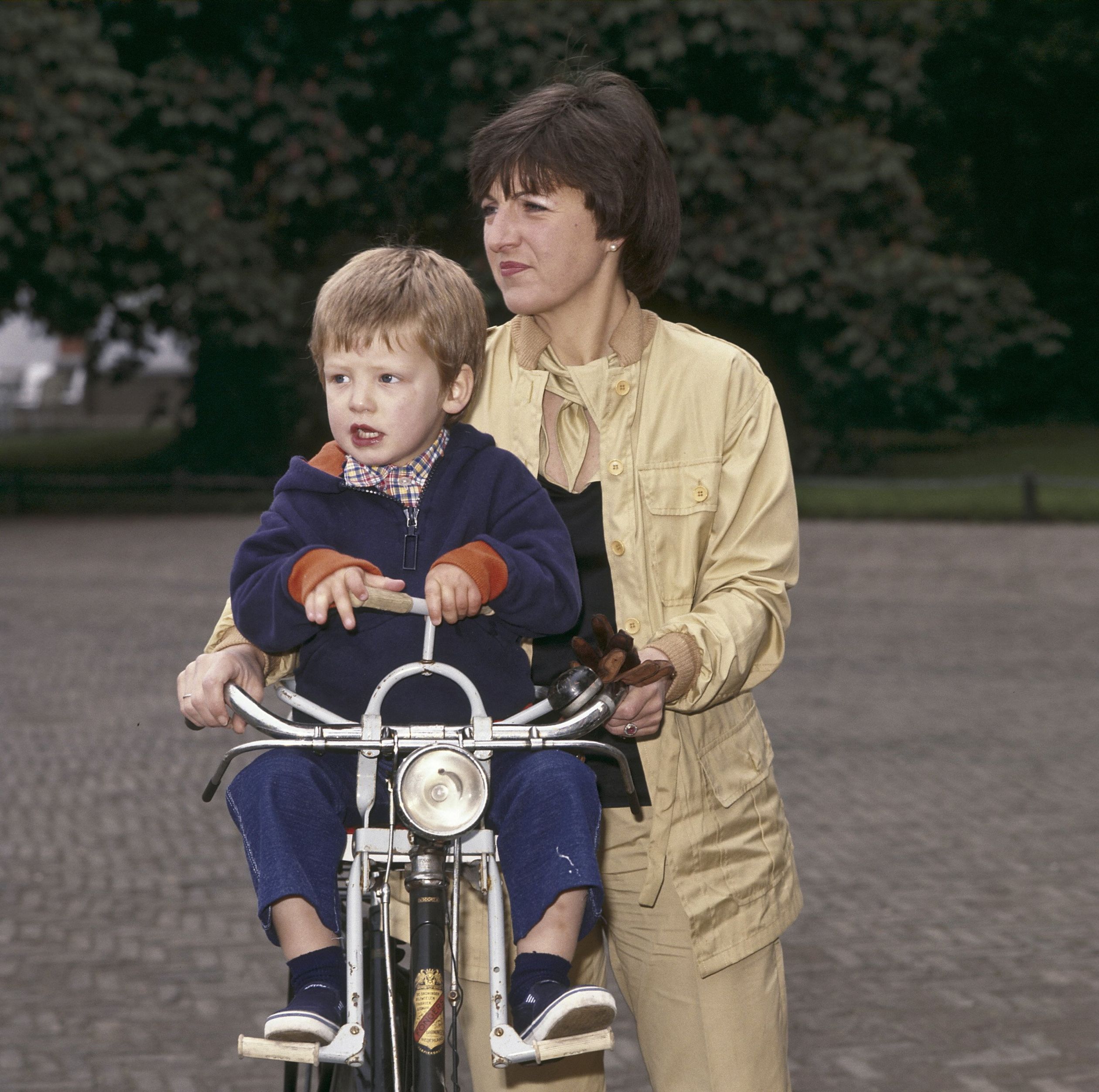 Prinses Margriet met haar jongste zoon Floris op de fiets, 27 mei 1978.