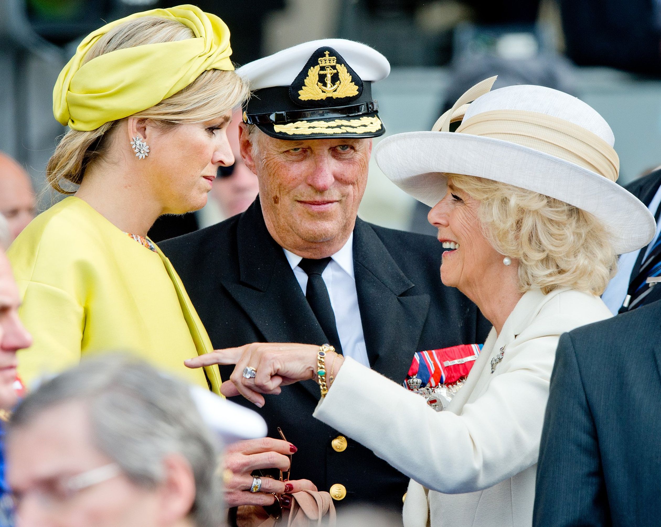 2014: Koningin Maxima met hertogin Camilla en koning Harald van Noorwegen tijdens de herdenking van