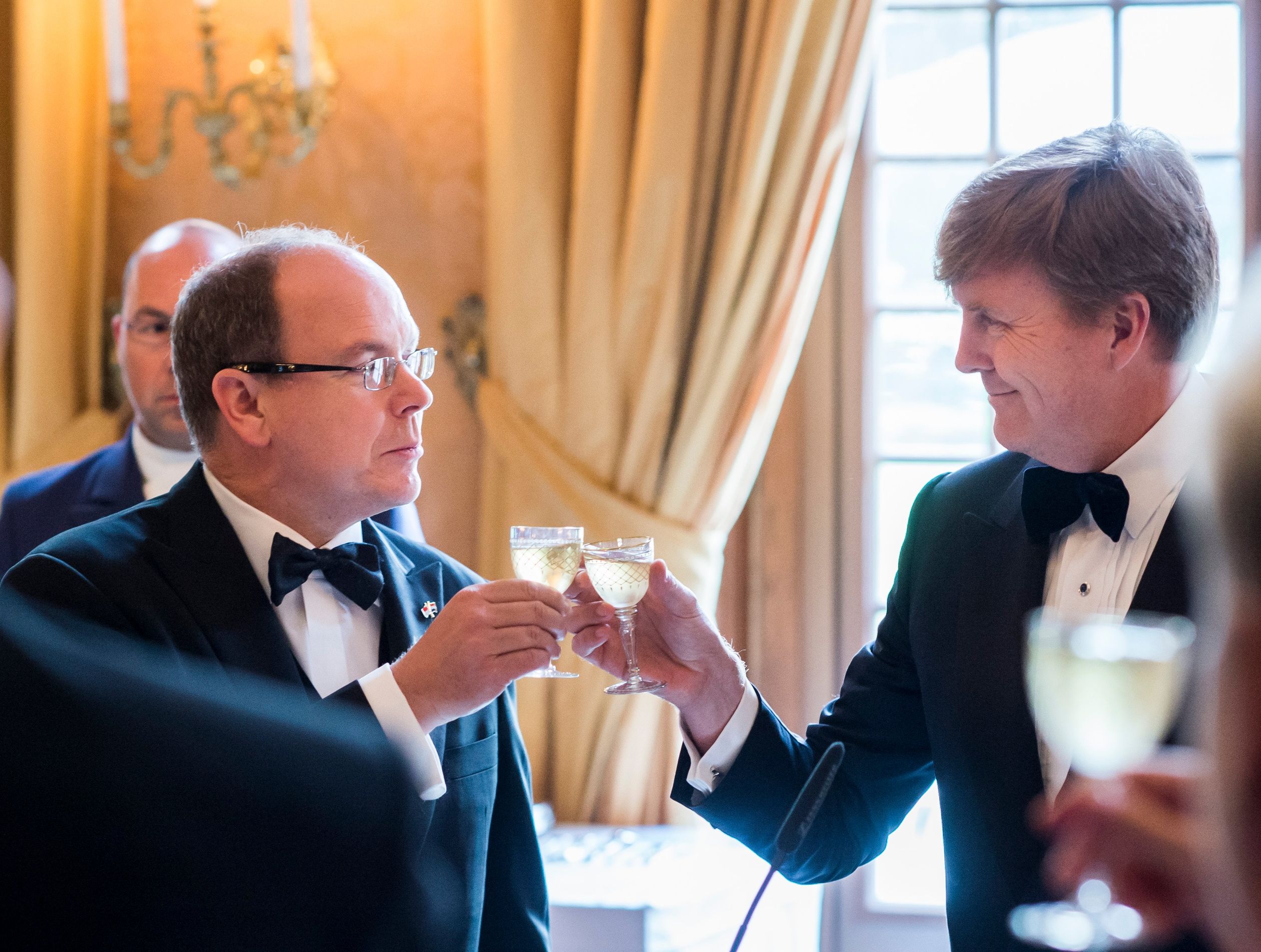 2014: koning Willem-Alexander proost met prins Albert II van Monaco tijdens het diner in het Paleis Het Loo.