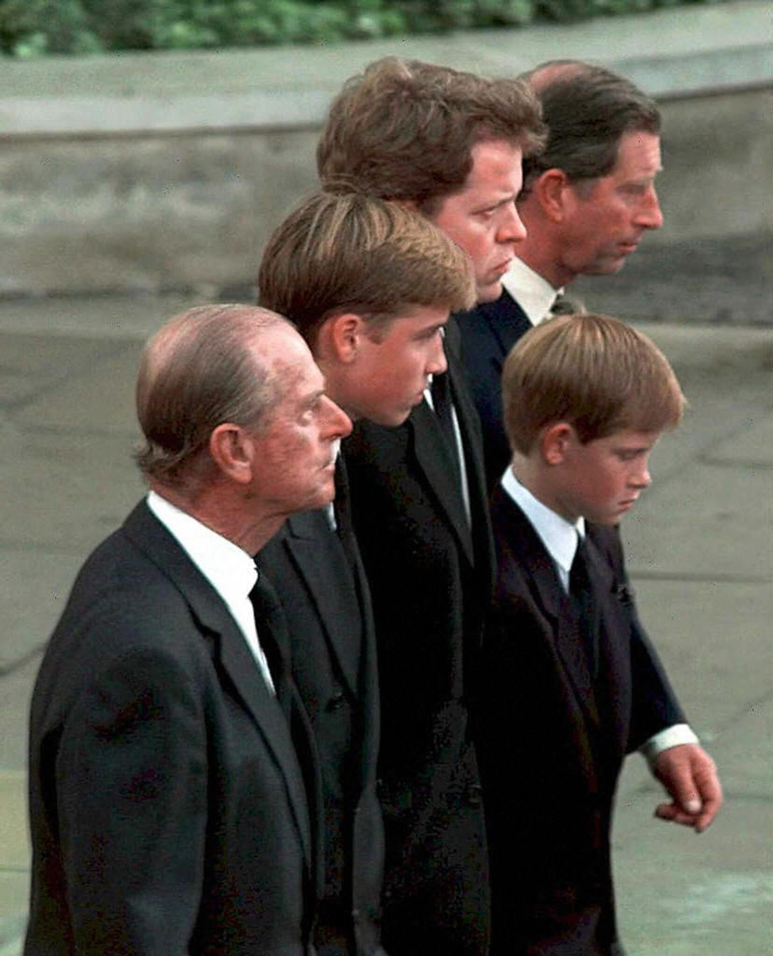 Tijdens de begrafenis van prinses Diana liep Philip mee achter de kist. Naast hem prins William, de broer van Diana Charles Spencer,  prins Harry en prins Charles.