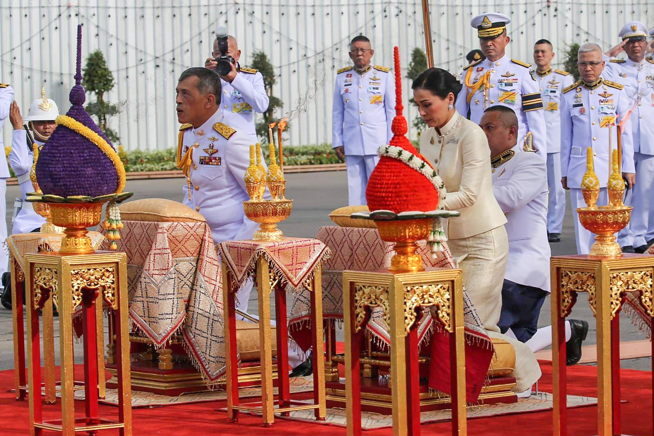 Het Thaise koningspaar tijdens hun officiële huwelijksceremonie in Bangkok.