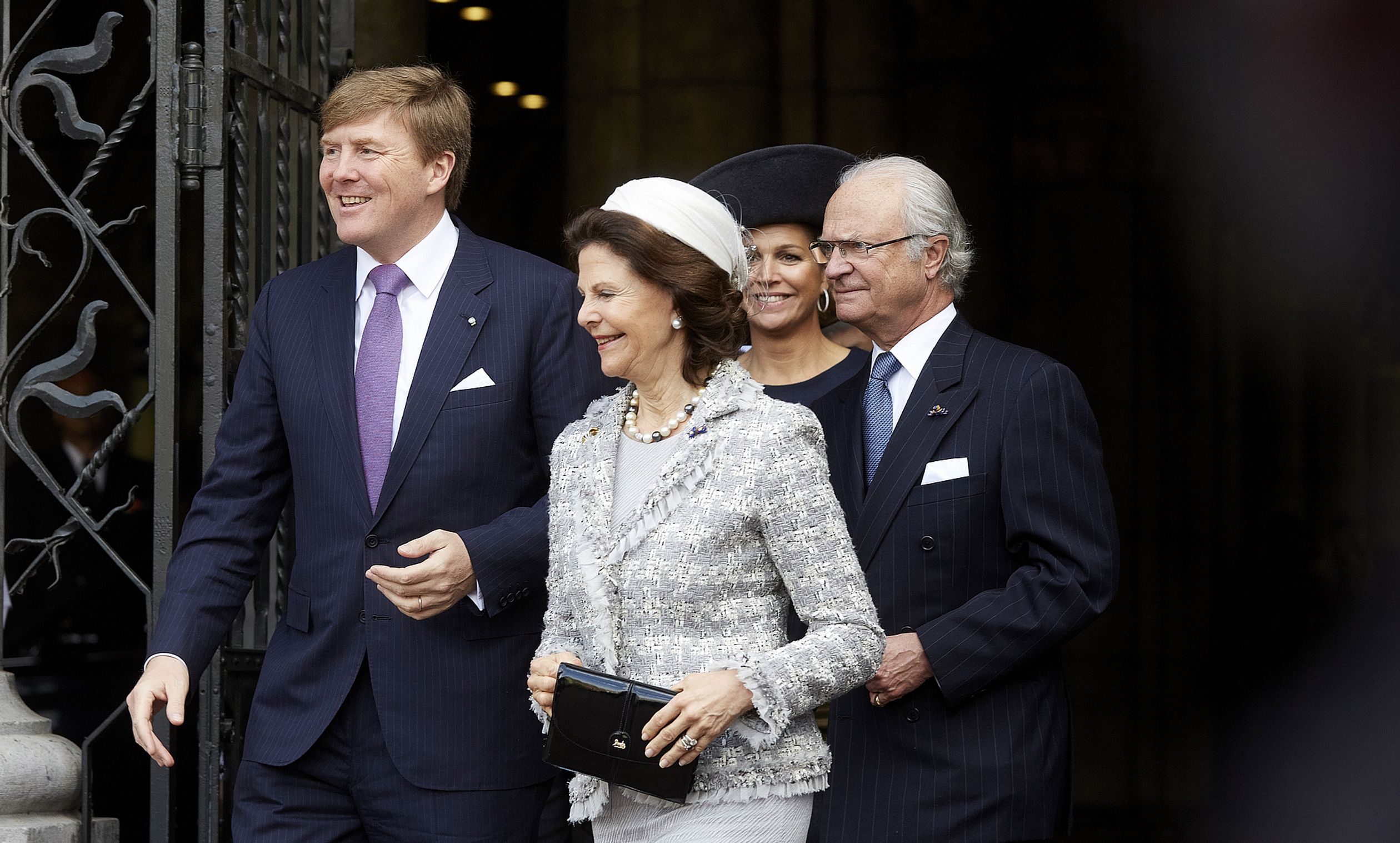 Koning Willem-Alexander ontvangt in april 2014 koningin Silvia en koning Carl Gustaf vanwege de