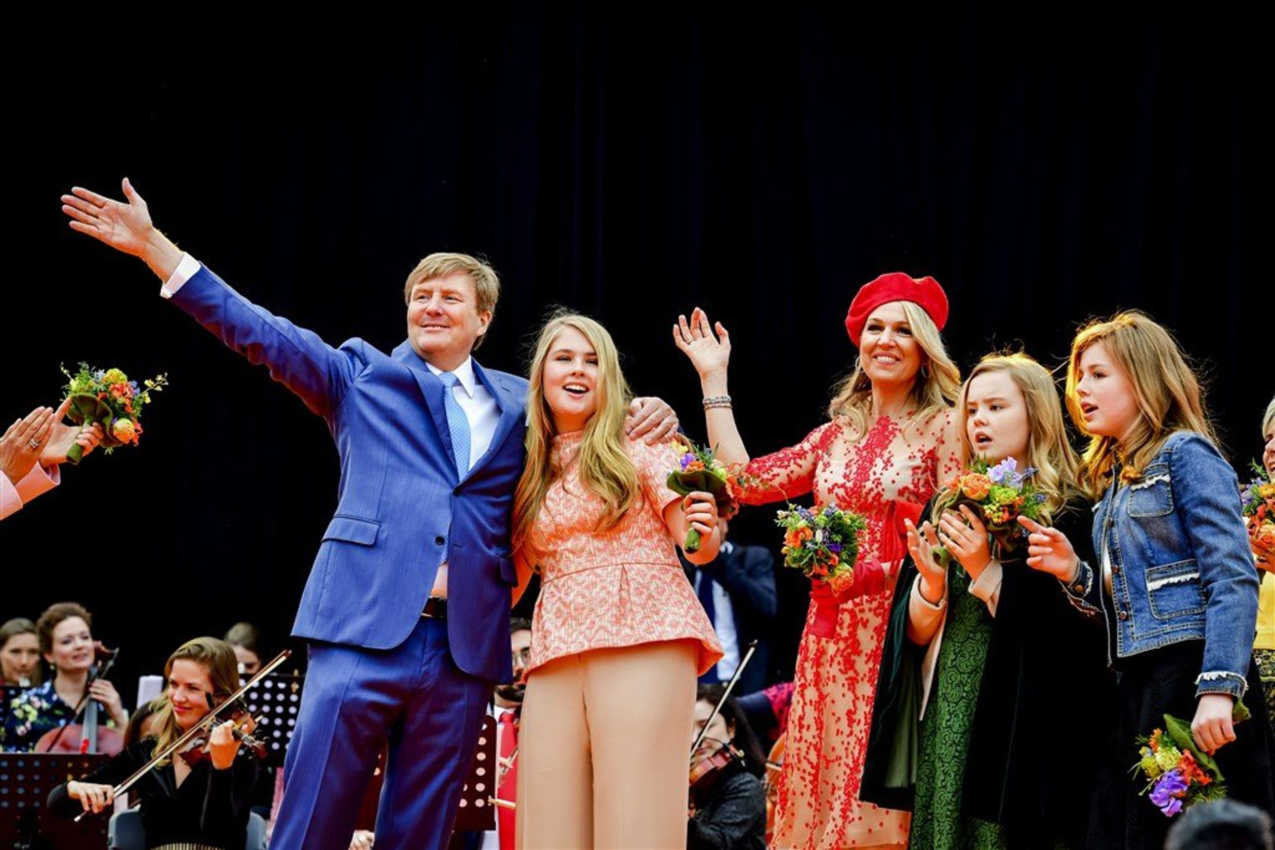 Tijdens Koningsdag 2018 in Groningen vieren Willem-Alexander, Amalia, Máxima, Ariane en Alexia feest