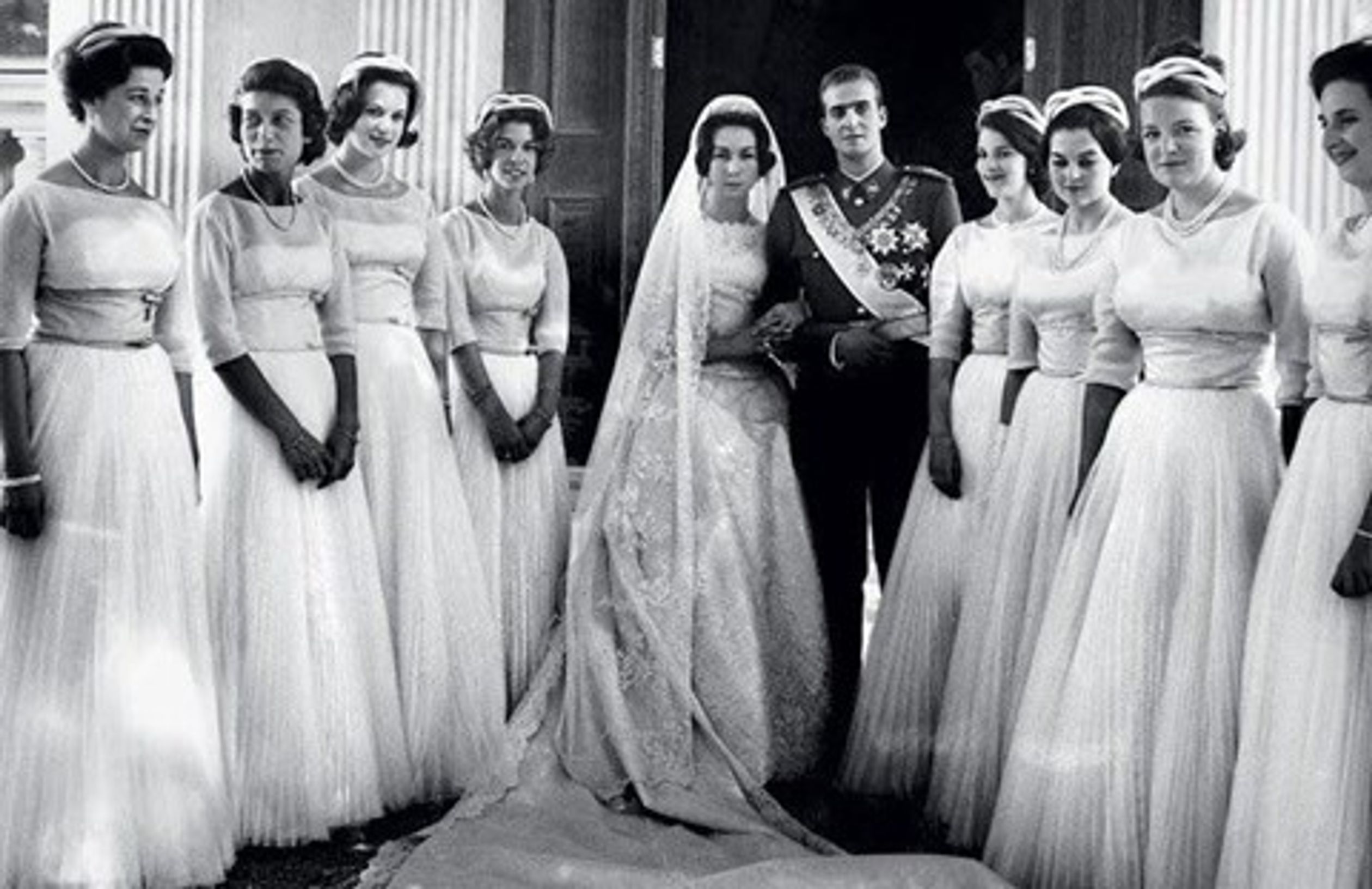 Prinses Irene als bruidsmeisje op het huwelijk van Juan Carlos en Sofia. Irene is het tweede bruidsmeisje van rechts.