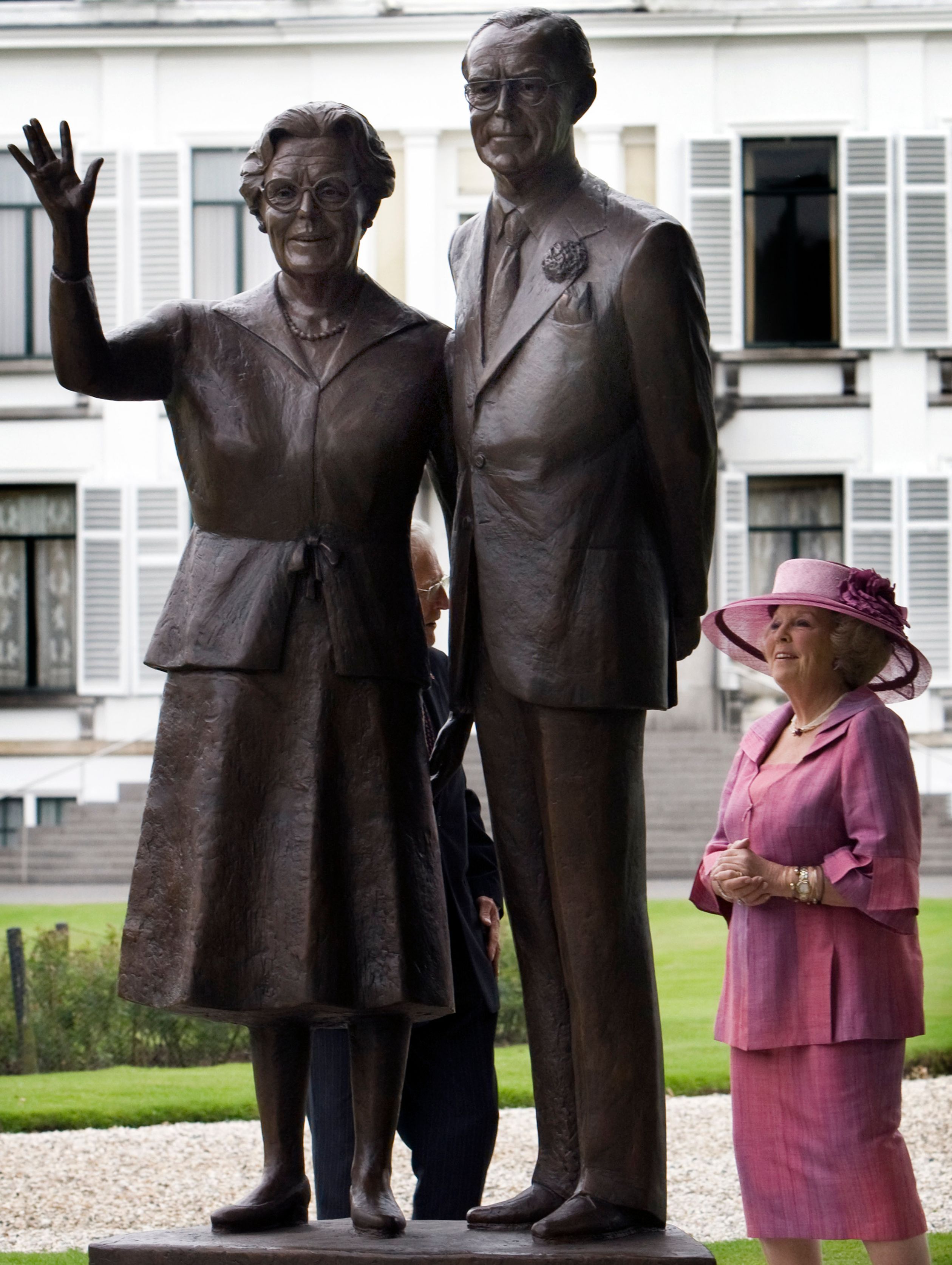 Prinses Beatrix na de onthulling van het standbeeld in 2009.