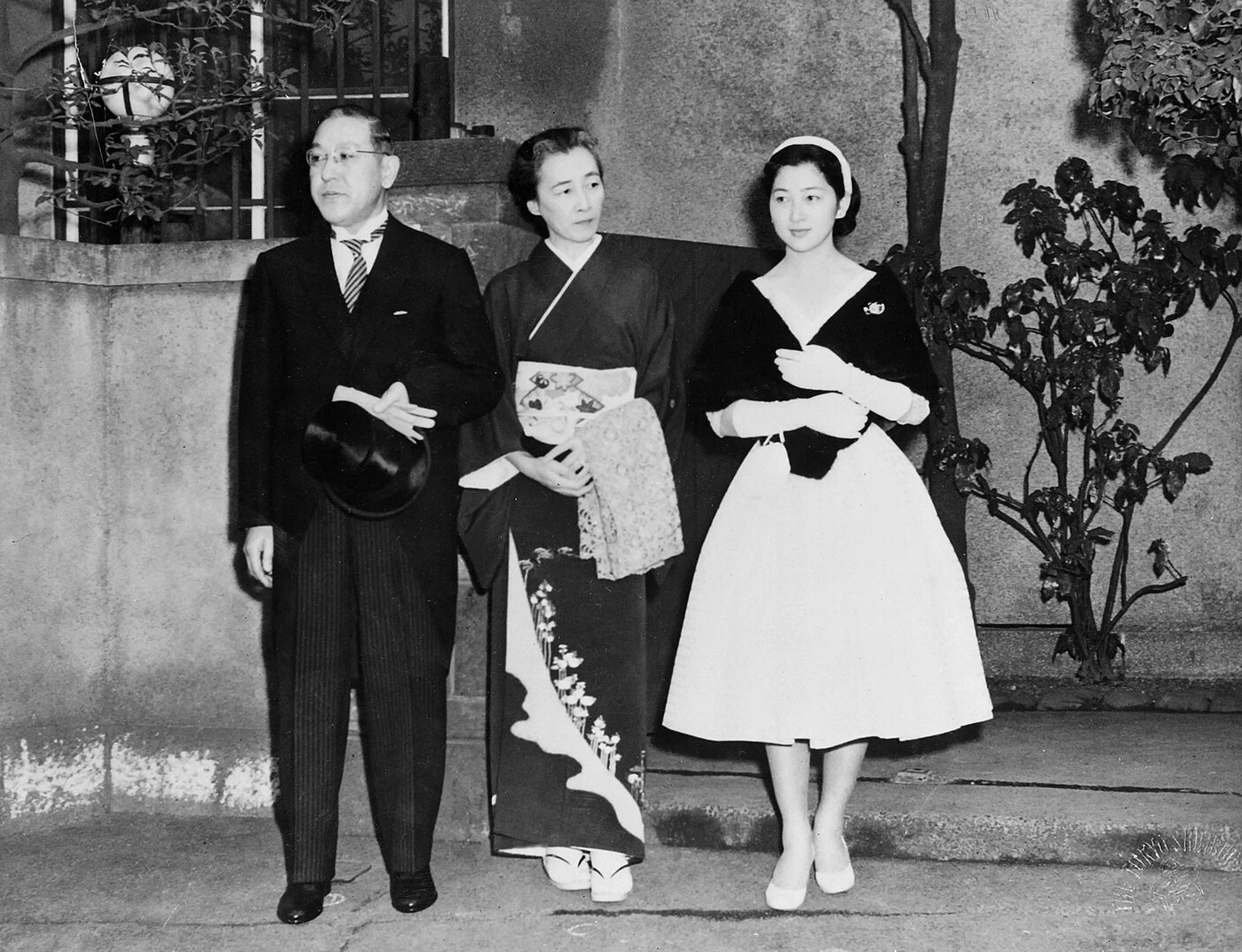 De ouders van Michiko ontmoetten de ouders van prins Akihito op 1 december 1958 in het paleis in
