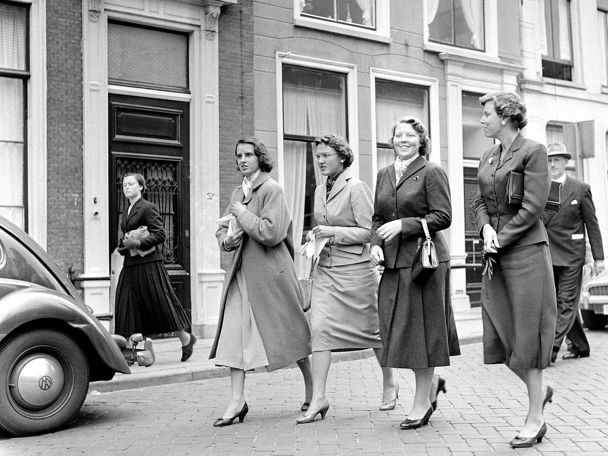 Beatrix is samen met vriendinnen onderweg naar de start van het academisch jaar in 1956.