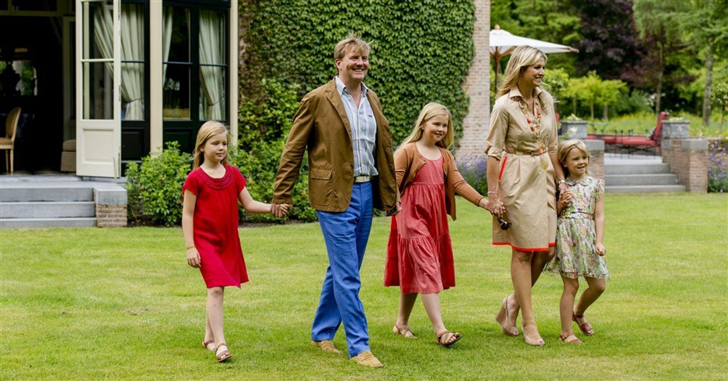 De koninklijke familie poseert tijdens de jaarlijkse zomerfotosessie op Landgoed De Horsten in