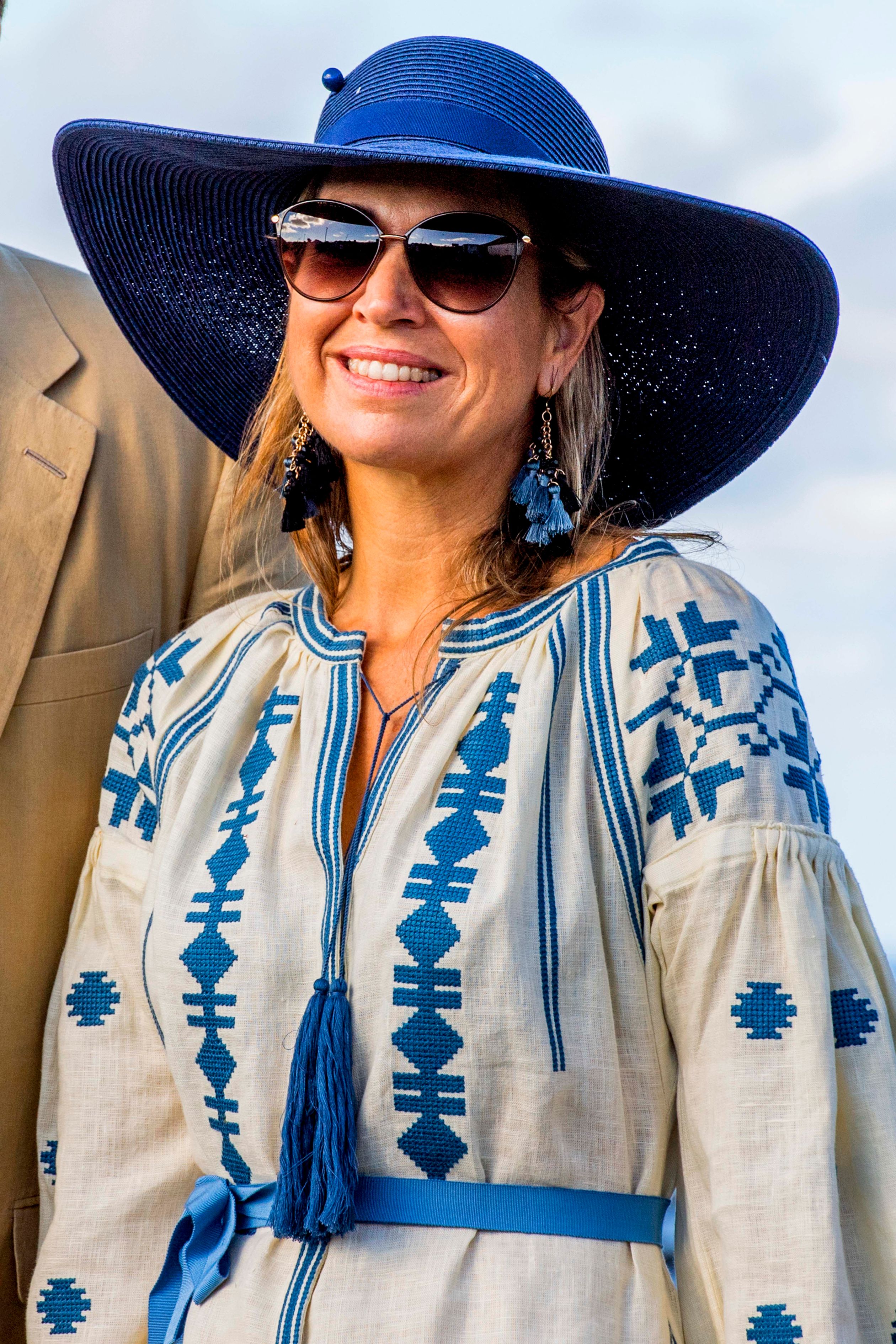 Koningin Maxima verschijnt op Sint Eustatius in een zomerse outfit, waarbij deze zonnebril het