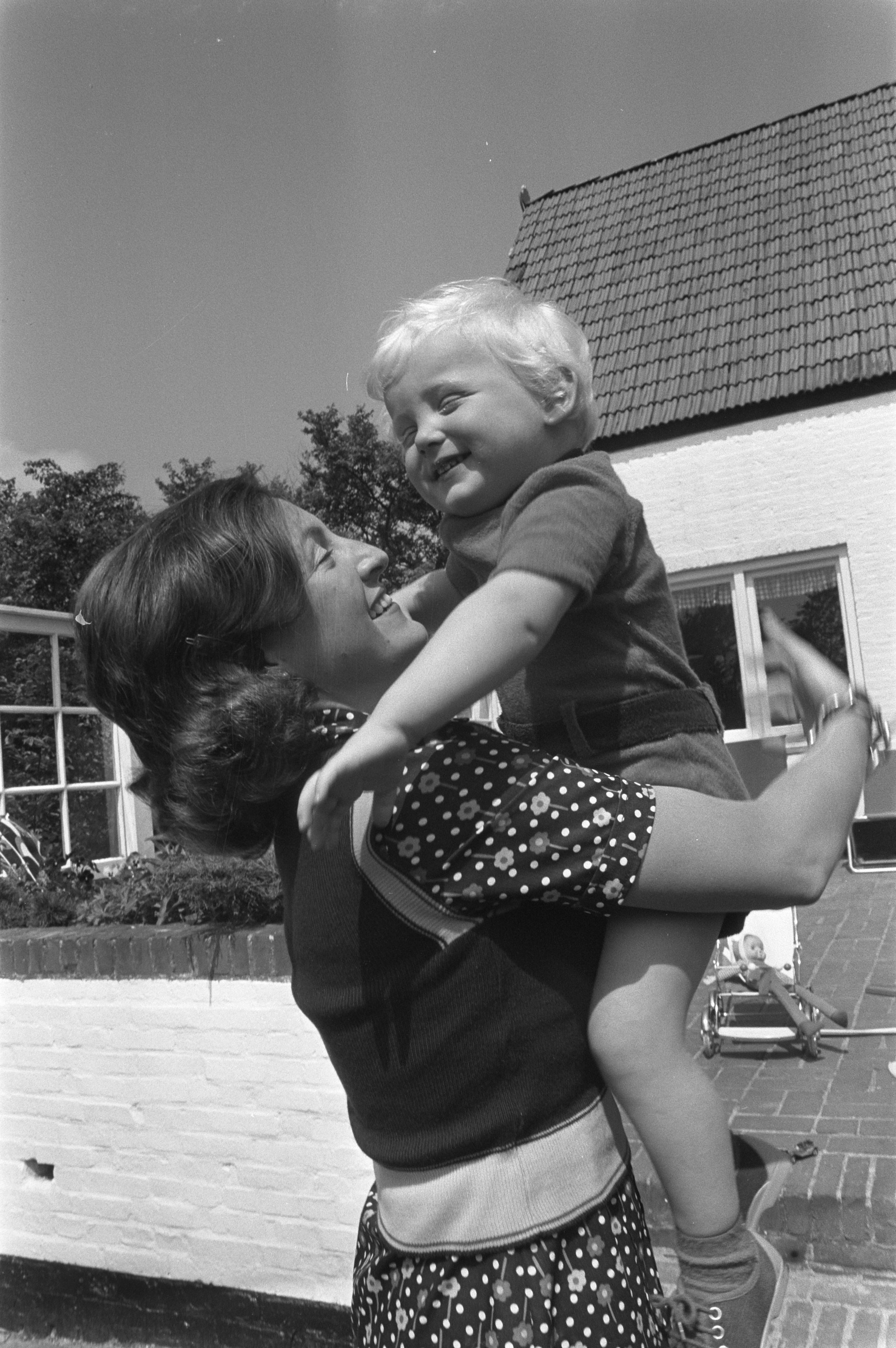 Moeder en zoon tijdens de vakantie op het eiland Schiermonnikoog, 14 juni 1972. (Foto: Anefo)