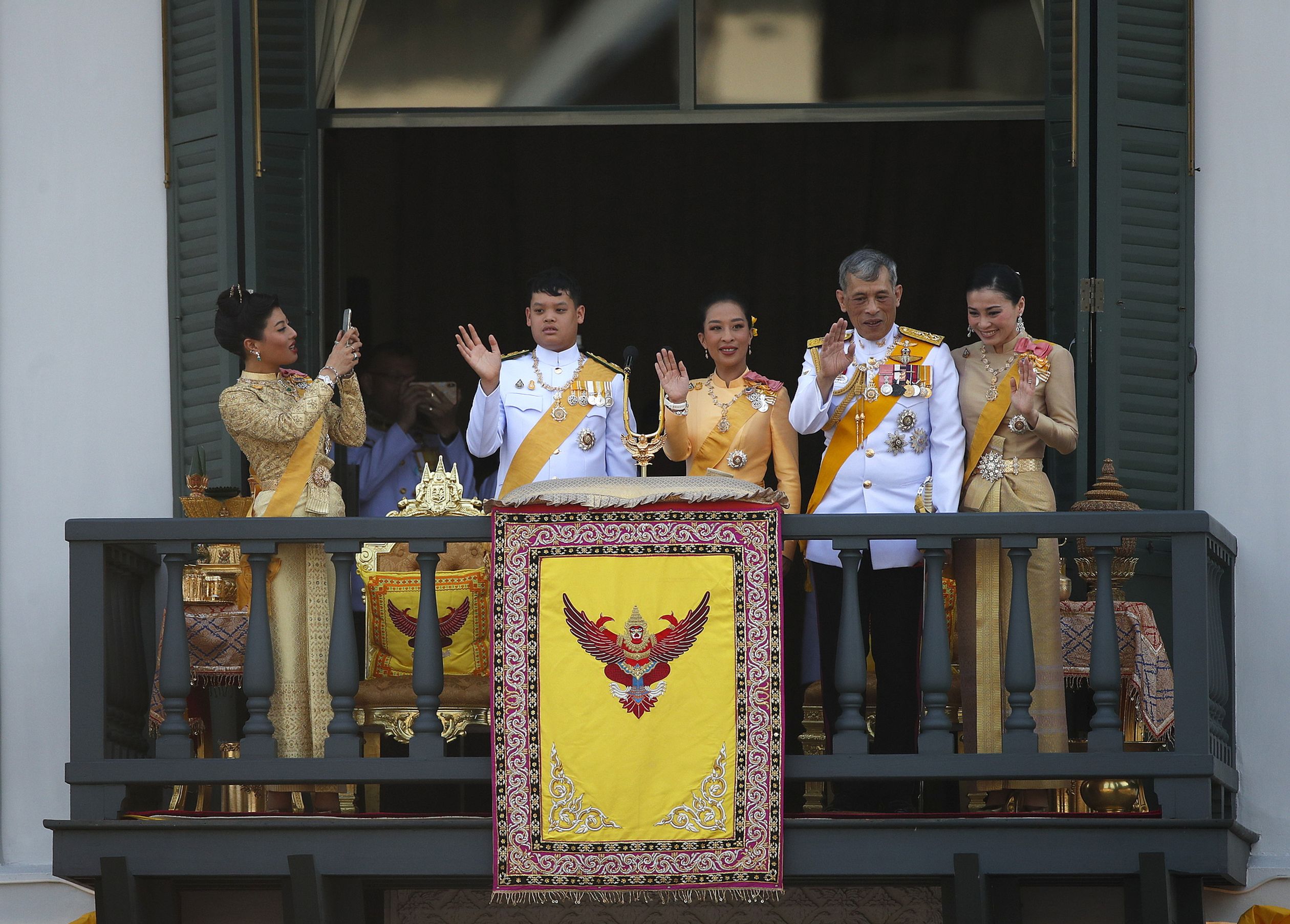 Links van de Thaise koning staan drie van zijn kinderen: prinses Sirivannavari Nariratana, prins