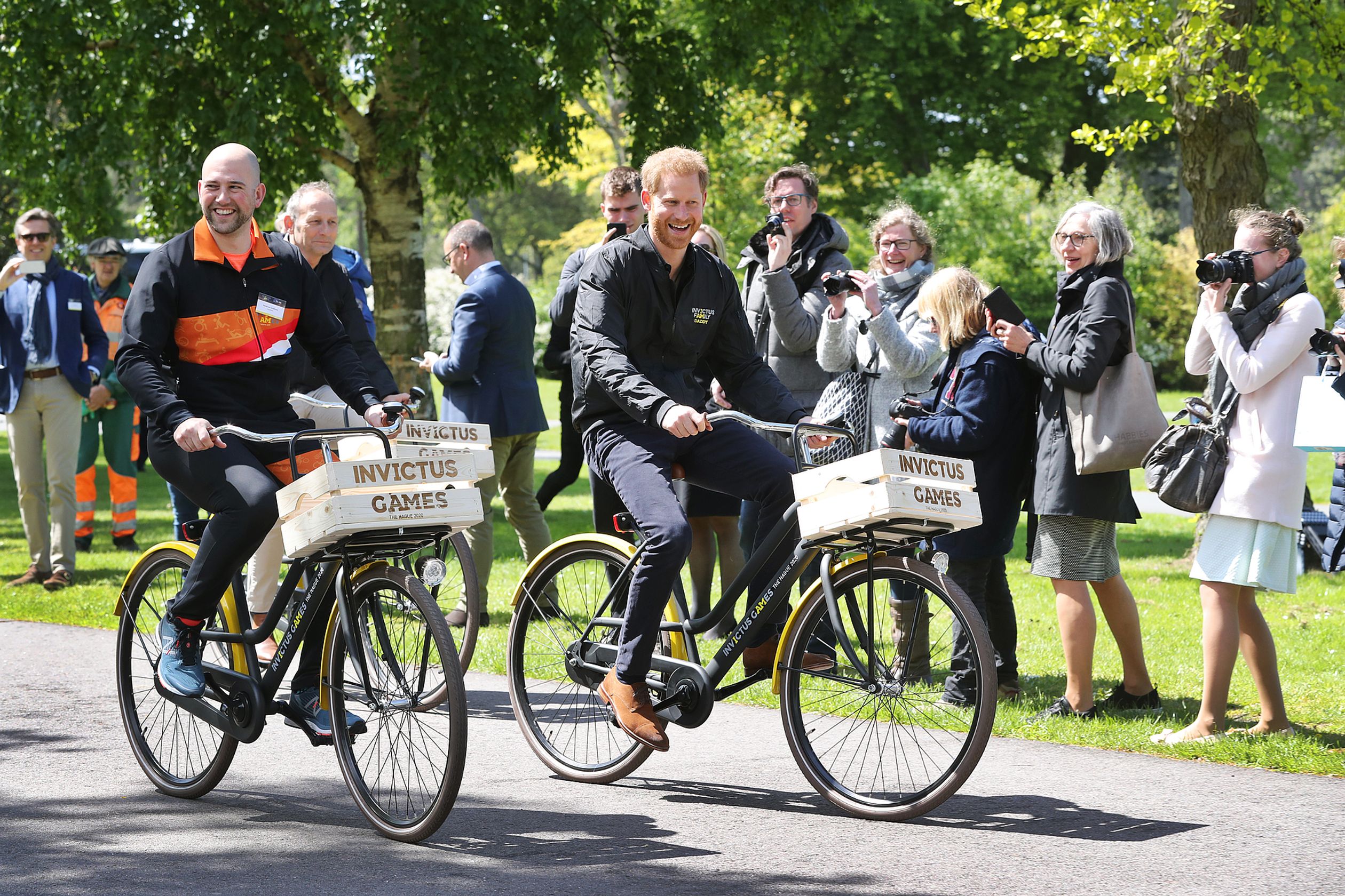 Tijdens een bezoek aan Nederland pakte Harry het meest Hollandse vervoersmiddel.