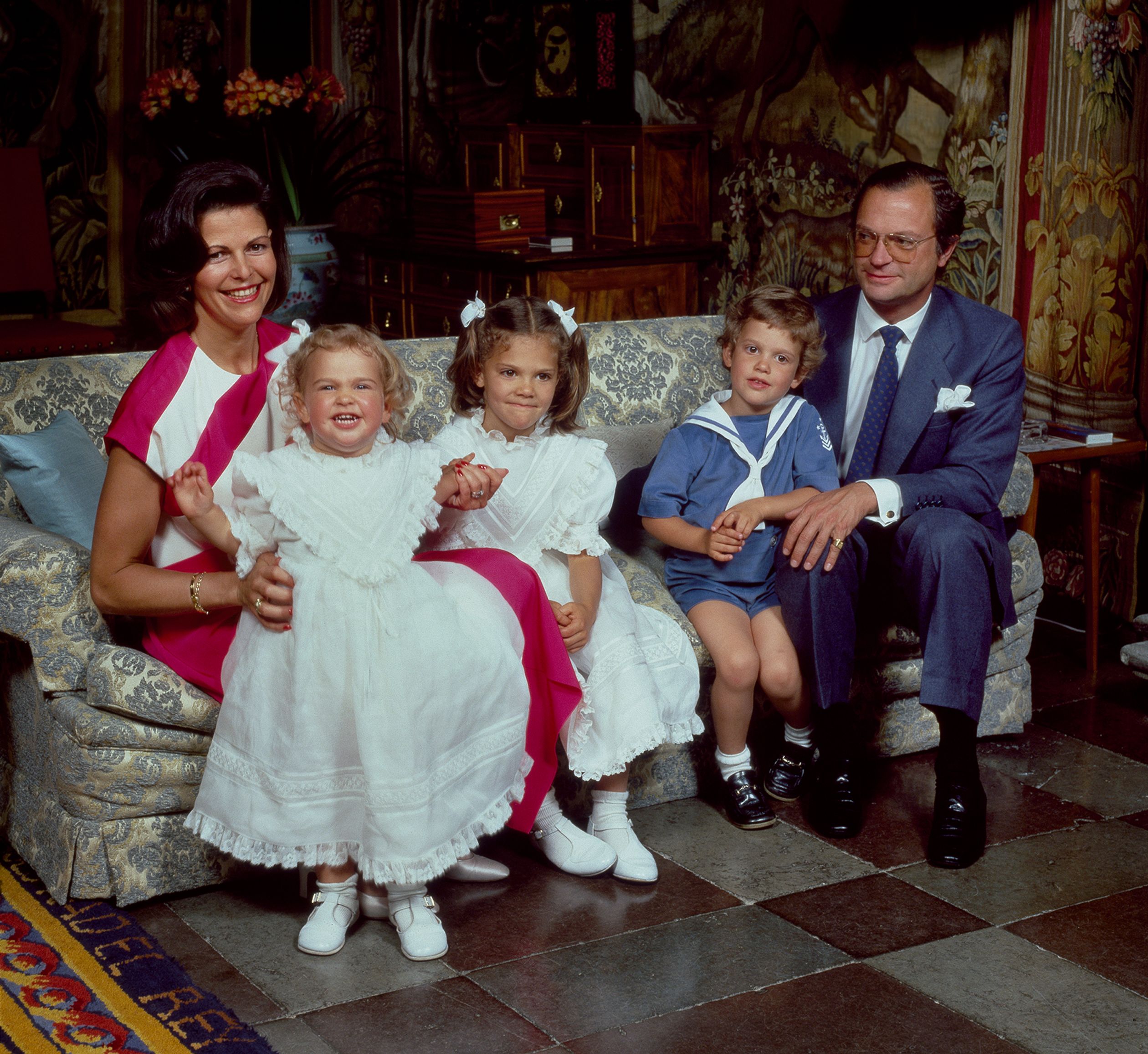 Het paar krijgt drie kinderen: Victoria (1977), Carl Philip (1979) en Madeleine (1982). Deze foto