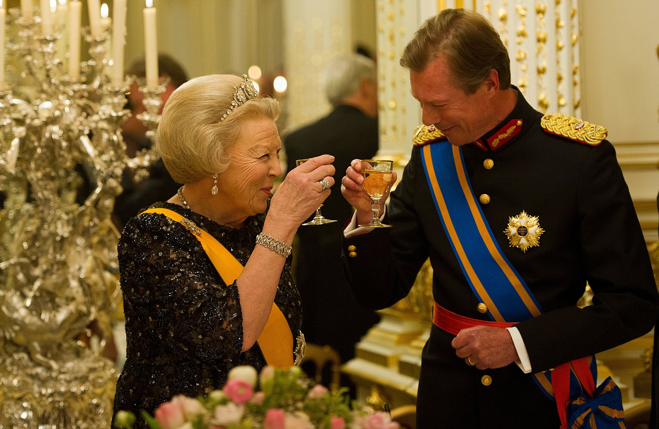 In 2012 bracht koningin Beatrix een staatsbezoek aan Luxemburg. Hier heft ze haar glas op met groothertog Henri tijdens het staatsbanket.