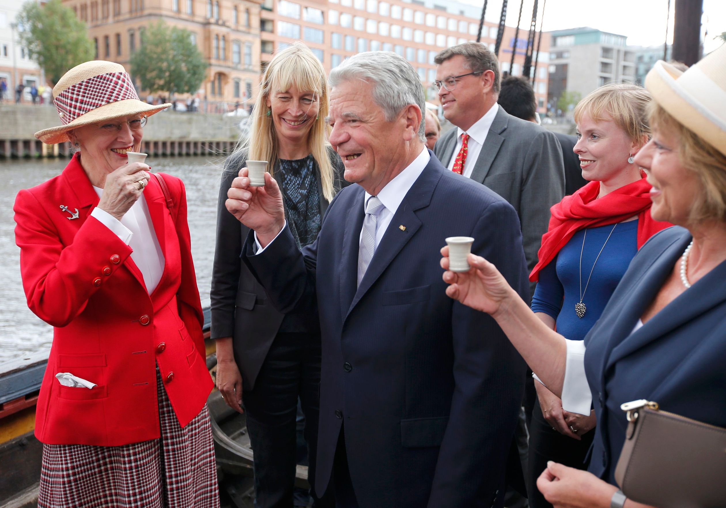 2014: koningin Margrethe II van Denemarken toast met traditionele Deense Mead-honingwijn met de Duitse president Joachim Gauck en zijn partner Daniela Schadt.