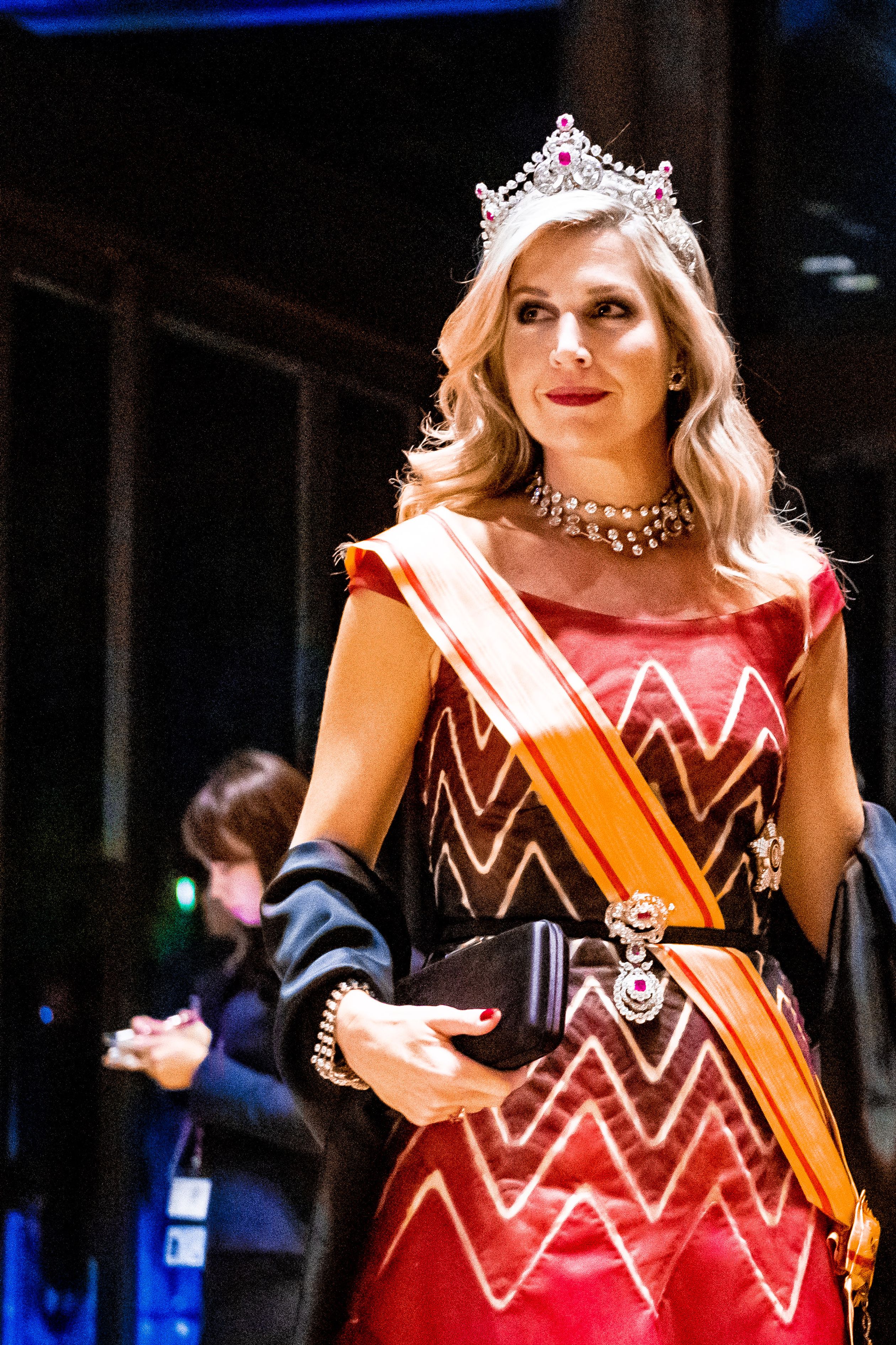 Koningin Máxima draagt tijdens het staatsbanket een nieuwe avondjurk met boothals en zigzagpatroon