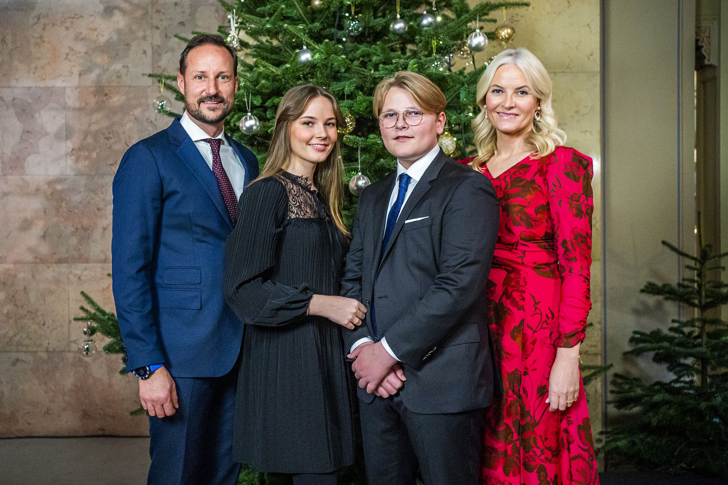 De Noorse koninklijke familie staat voor de kerstboom voor een kerstfoto in december 2020.