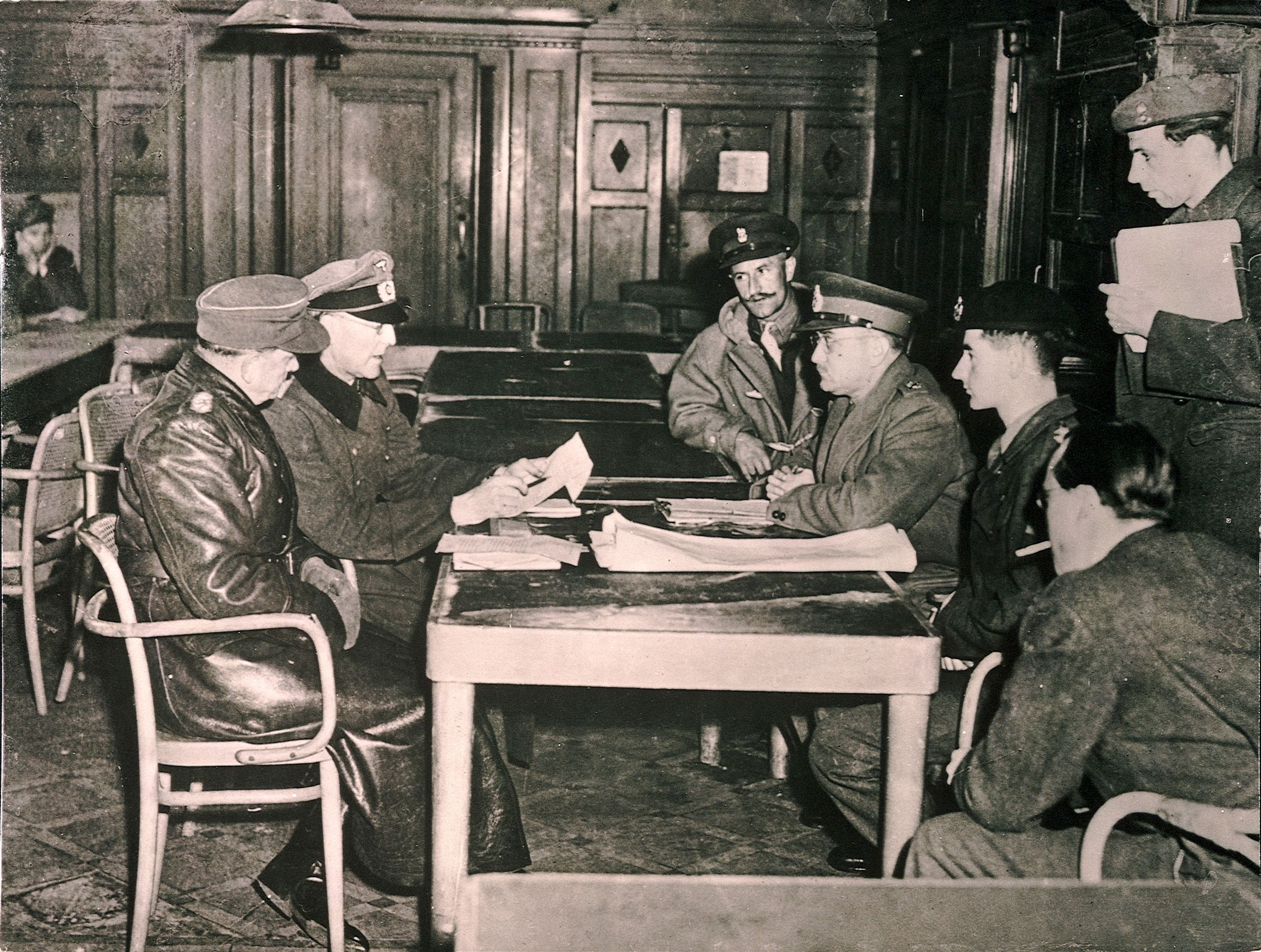 Prins Bernhard (rechts) is aanwezig bij de bespreking van de capitulatievoorwaarden in 1945.