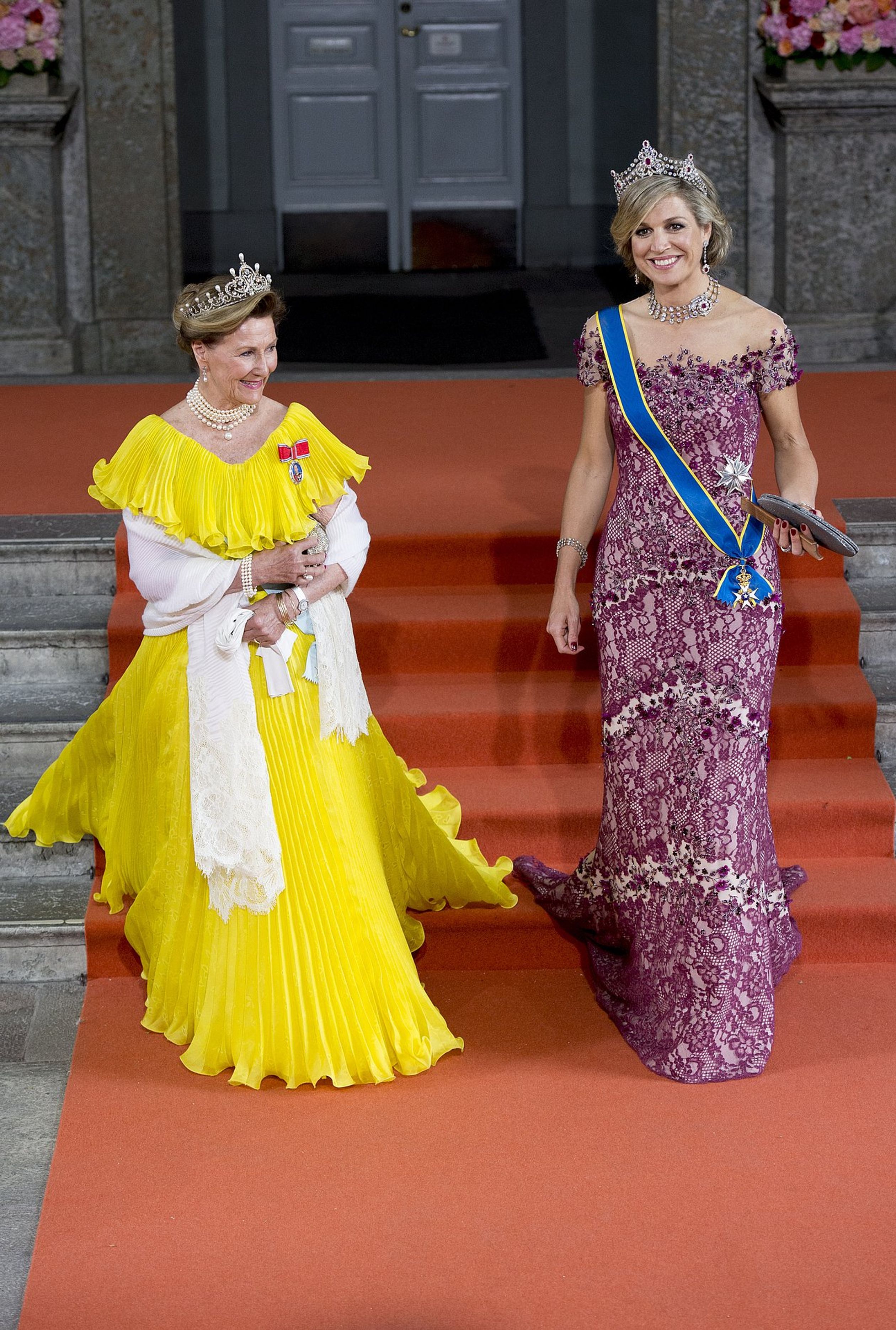 2015: Máxima arriveert met koningin Sonja van Noorwegen bij het huwelijk van de Zweedse prins Carl