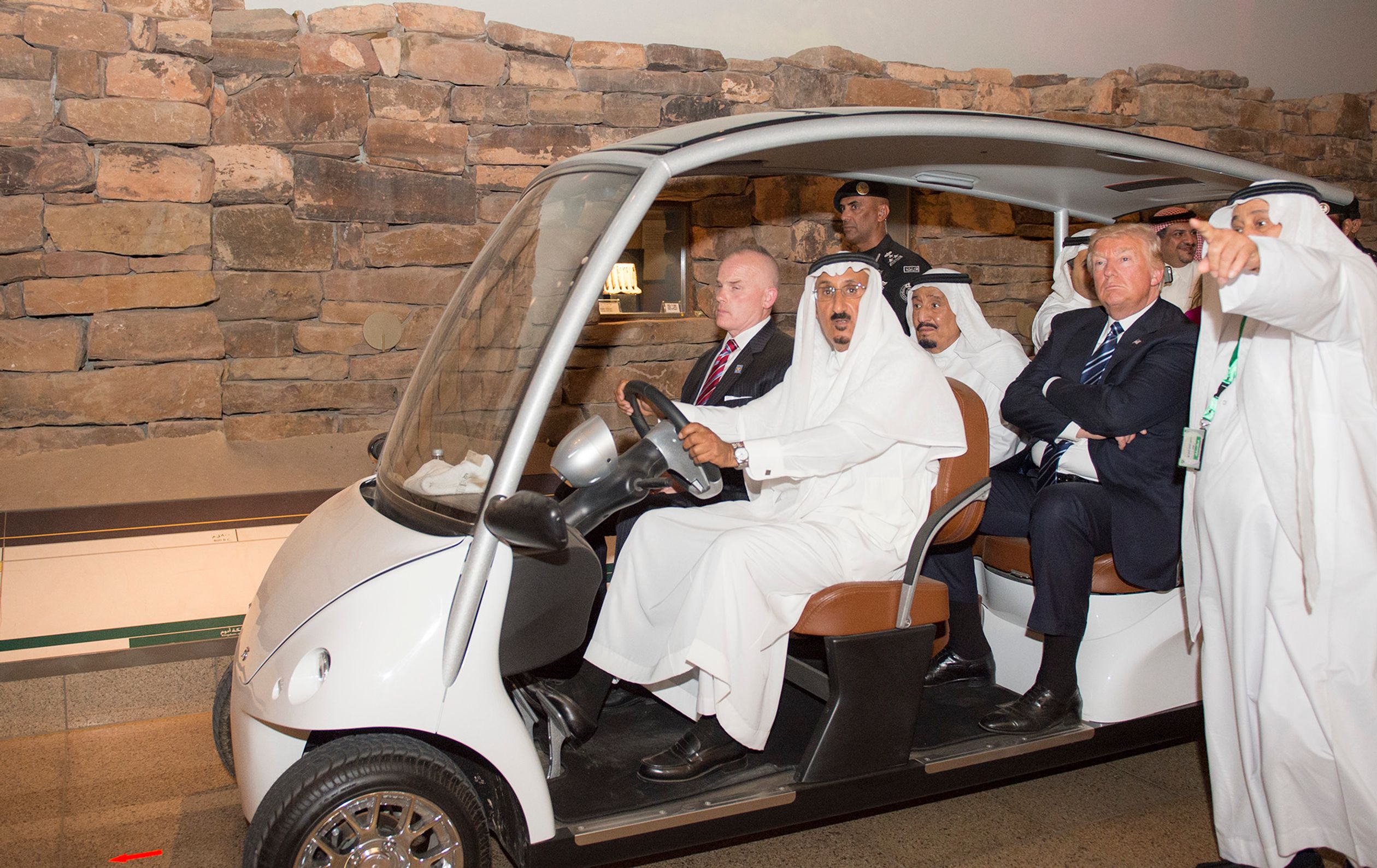 Trump en Salman bin Abdulaziz al-Saud arriveren in een golfkarretje bij een receptie in het Murabba