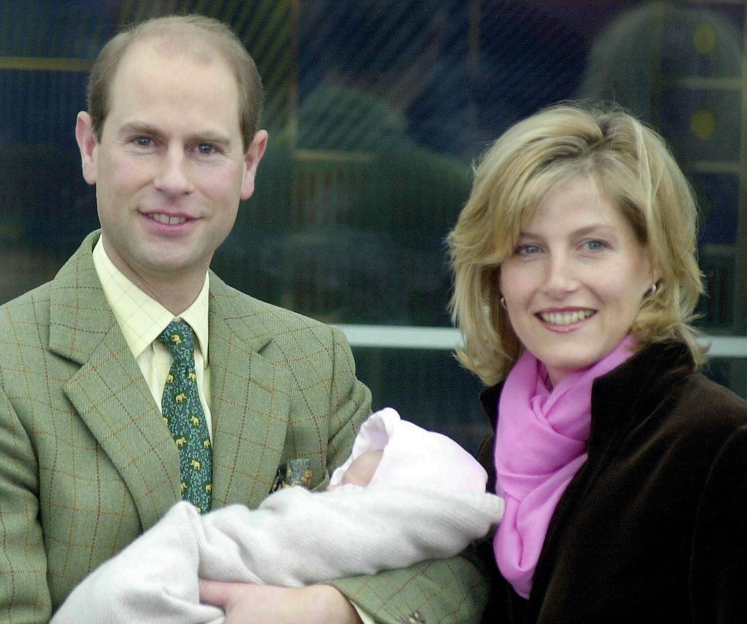 Edward en Sophie met hun pasgeborene dochter, Louise, 2003.