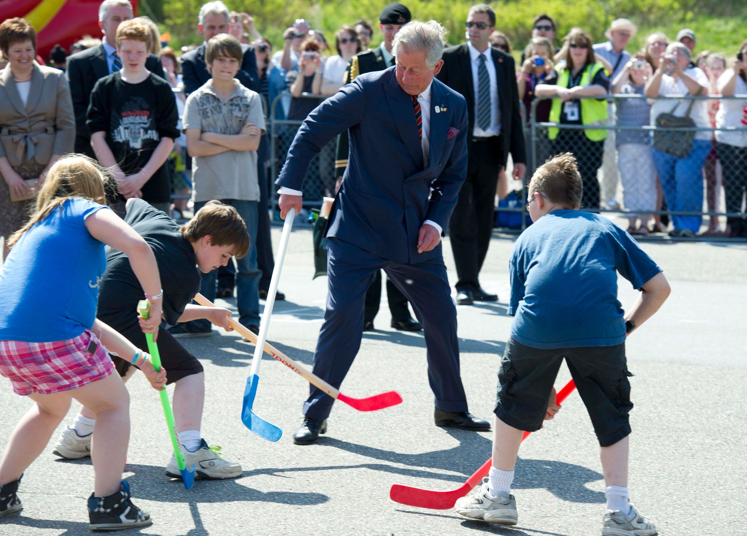 2012: Prins Charles speelt hockey tijdens een bezoek aan Canada.