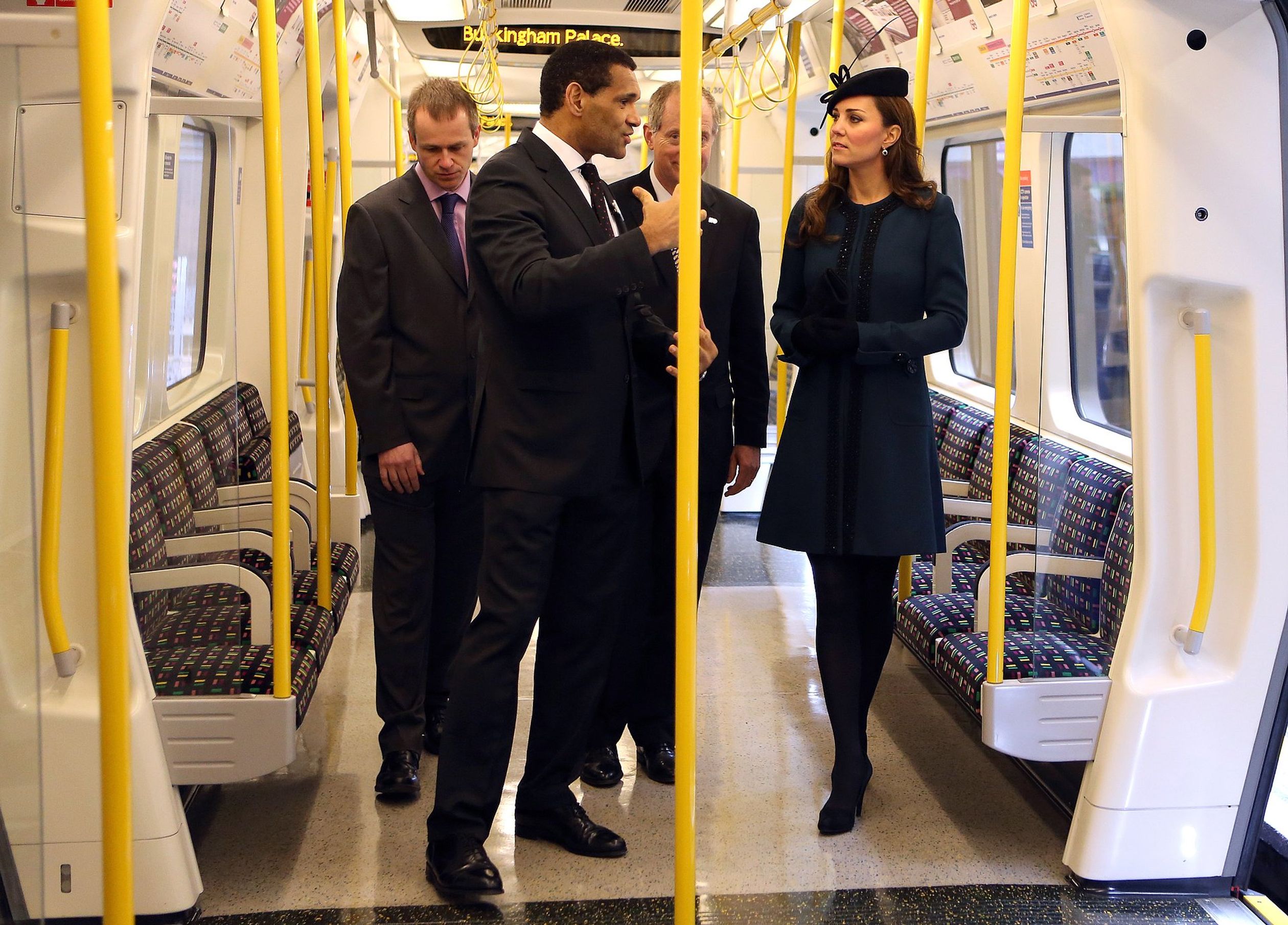 2013: Catherine aan boord van de Britse metro.