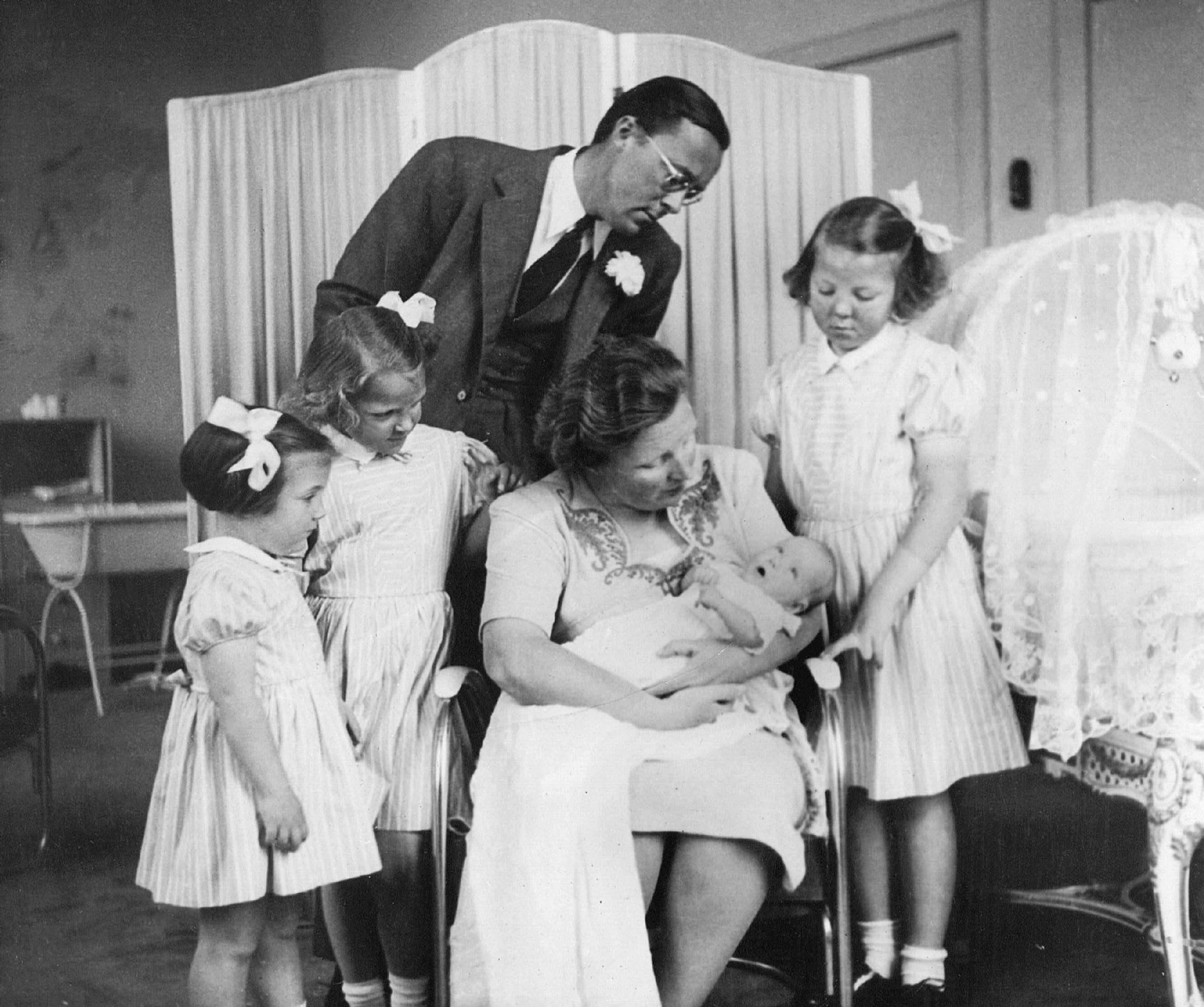 Prinses Juliana en prins Bernhard met hun vier dochters, vlak na de geboorte van prinses Marijke,