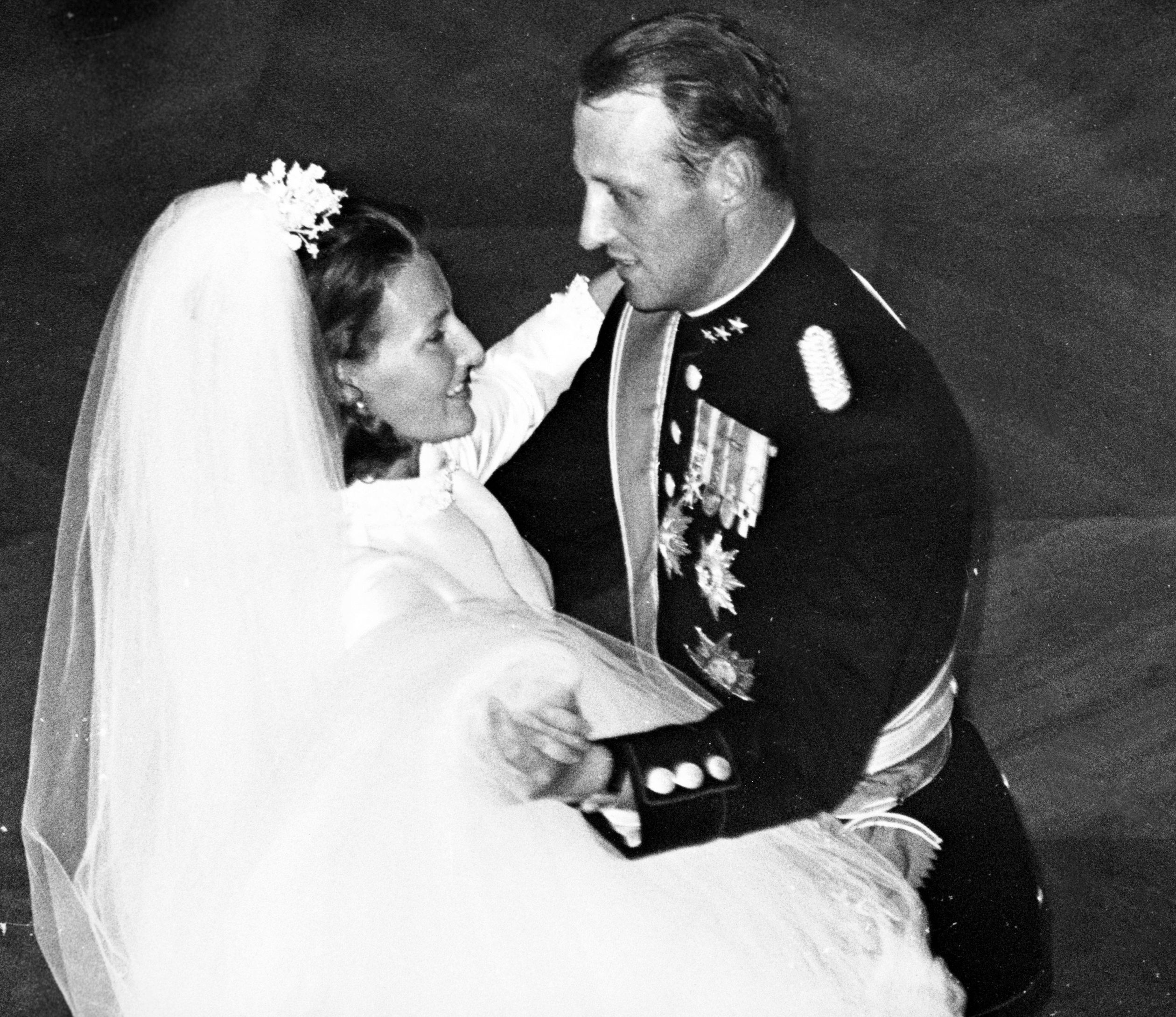 Kroonprins Harald met Sonja in 1968.