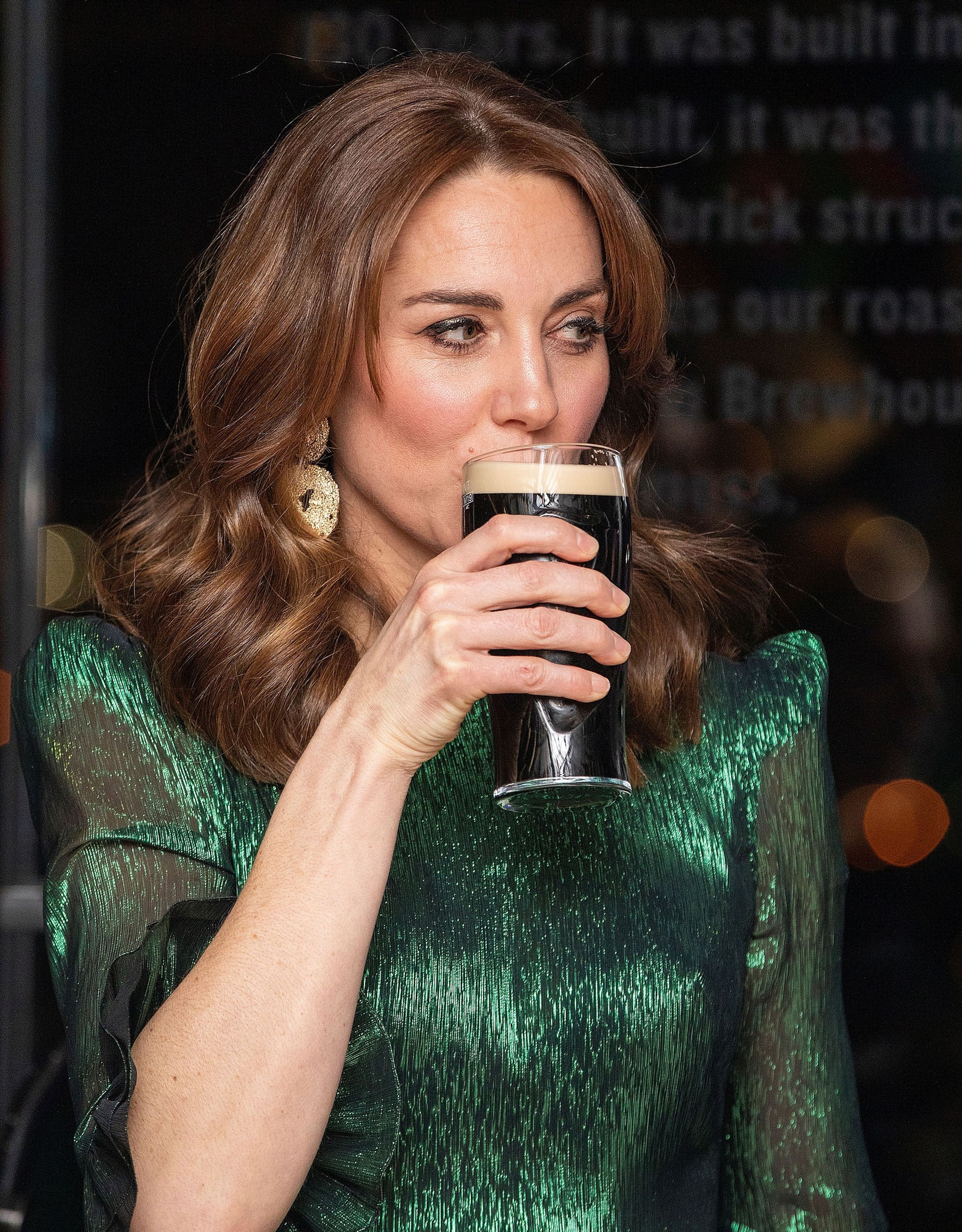 Cheers! Tijdens het bezoek aan Ierland afgelopen maart nipt Catherine van een Guinness-biertje.