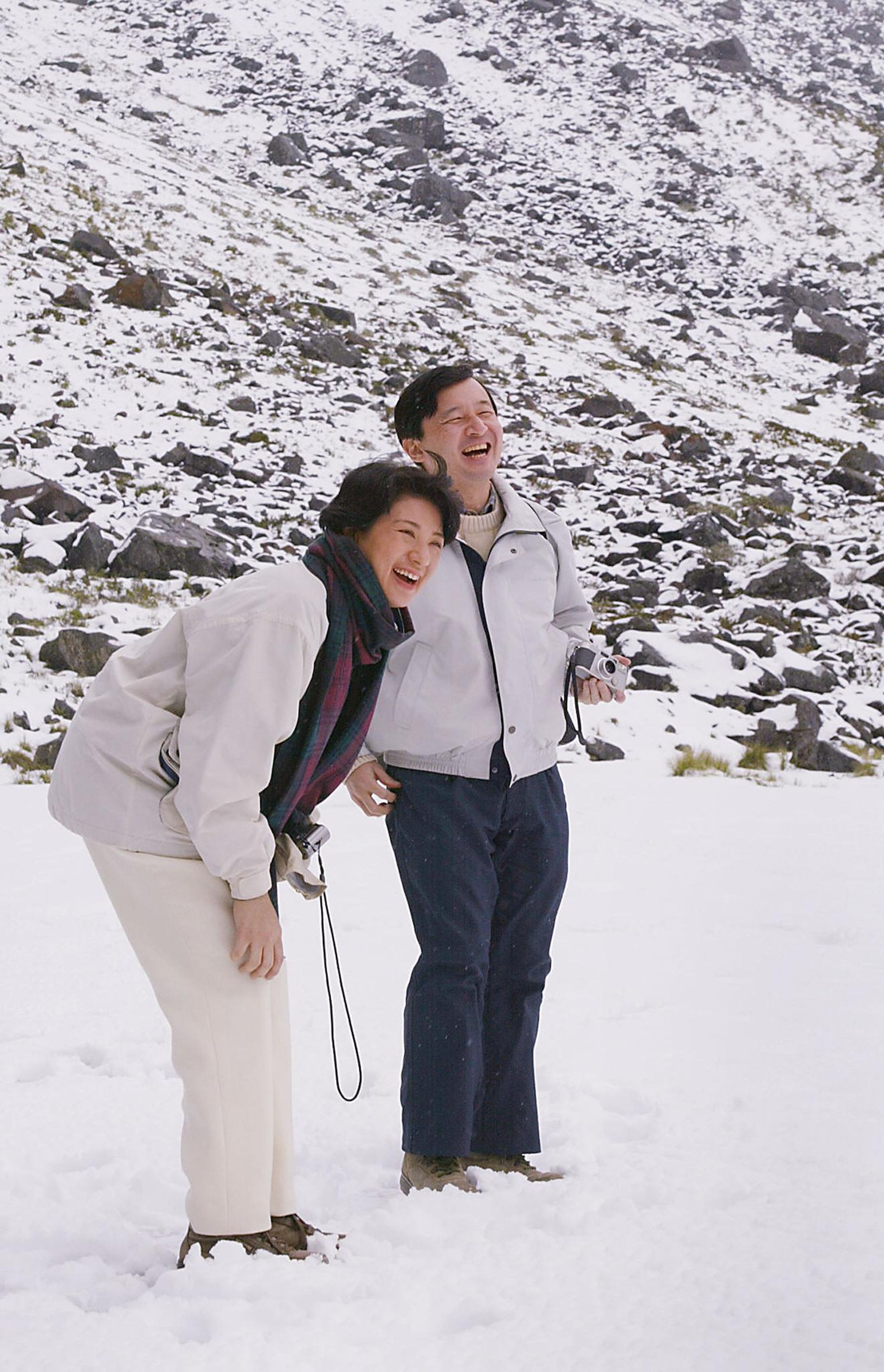 2002: Voormalig kroonprins Naruhito en kroonprinses Masako genieten van een moment in de sneeuw