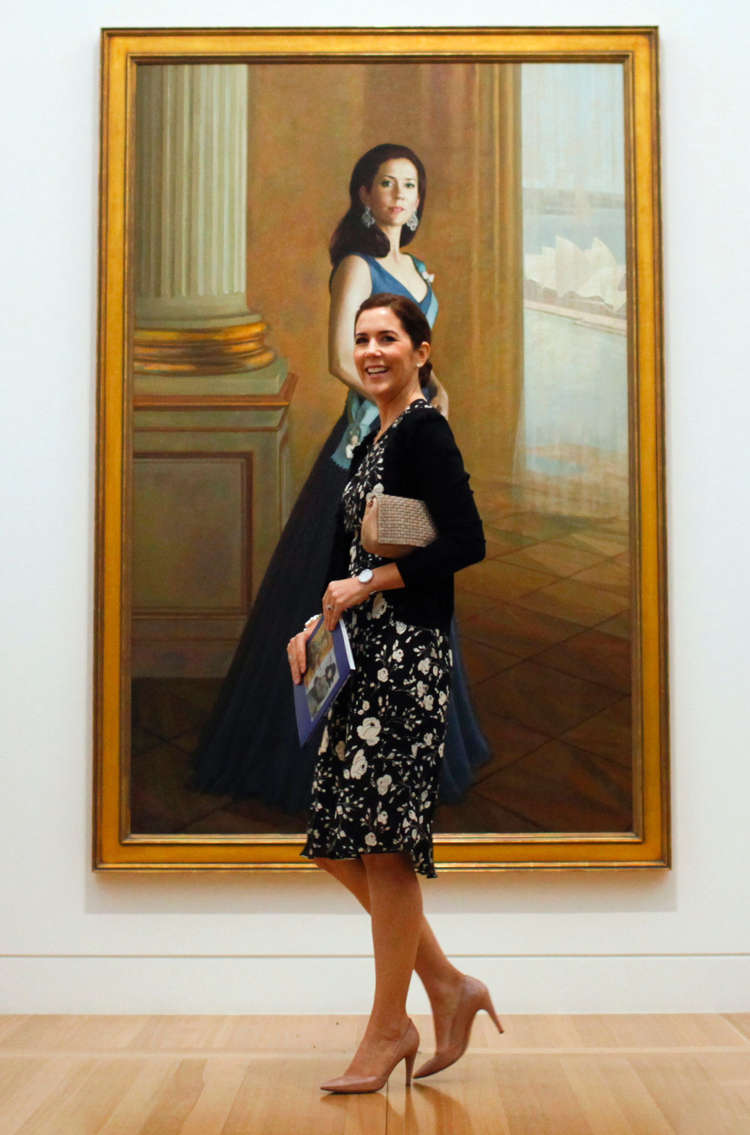 In het Australische Canberra poseert Mary voor een portret van zichzelf, gemaakt door de