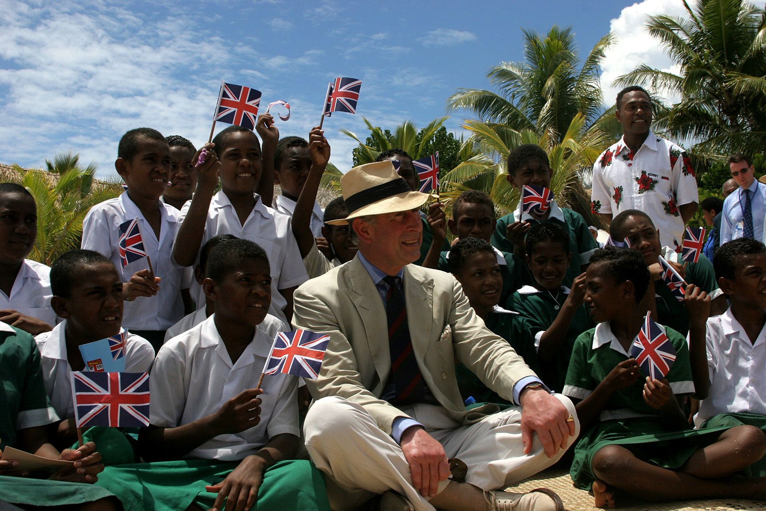 Prins Charles bezocht in 2005 Castaway Island op Fiji, gekleed in een luchtig pak en een zomerse