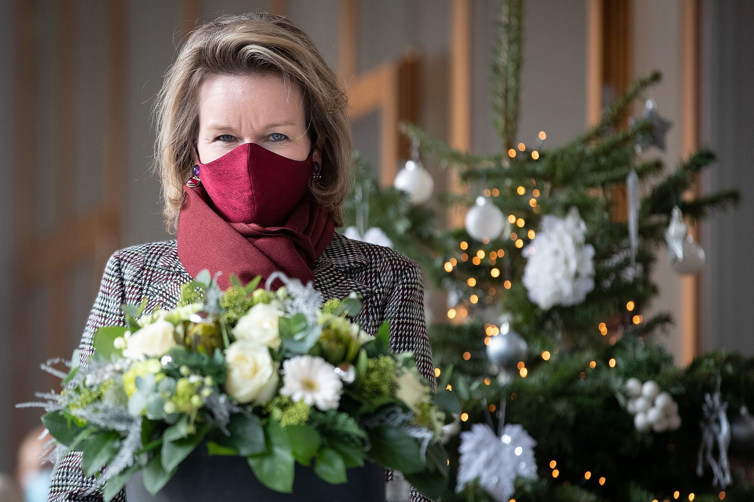 Koningin Mathilde bij een kerstboom tijdens een koninklijk bezoek aan het psychiatrisch ziekenhuis