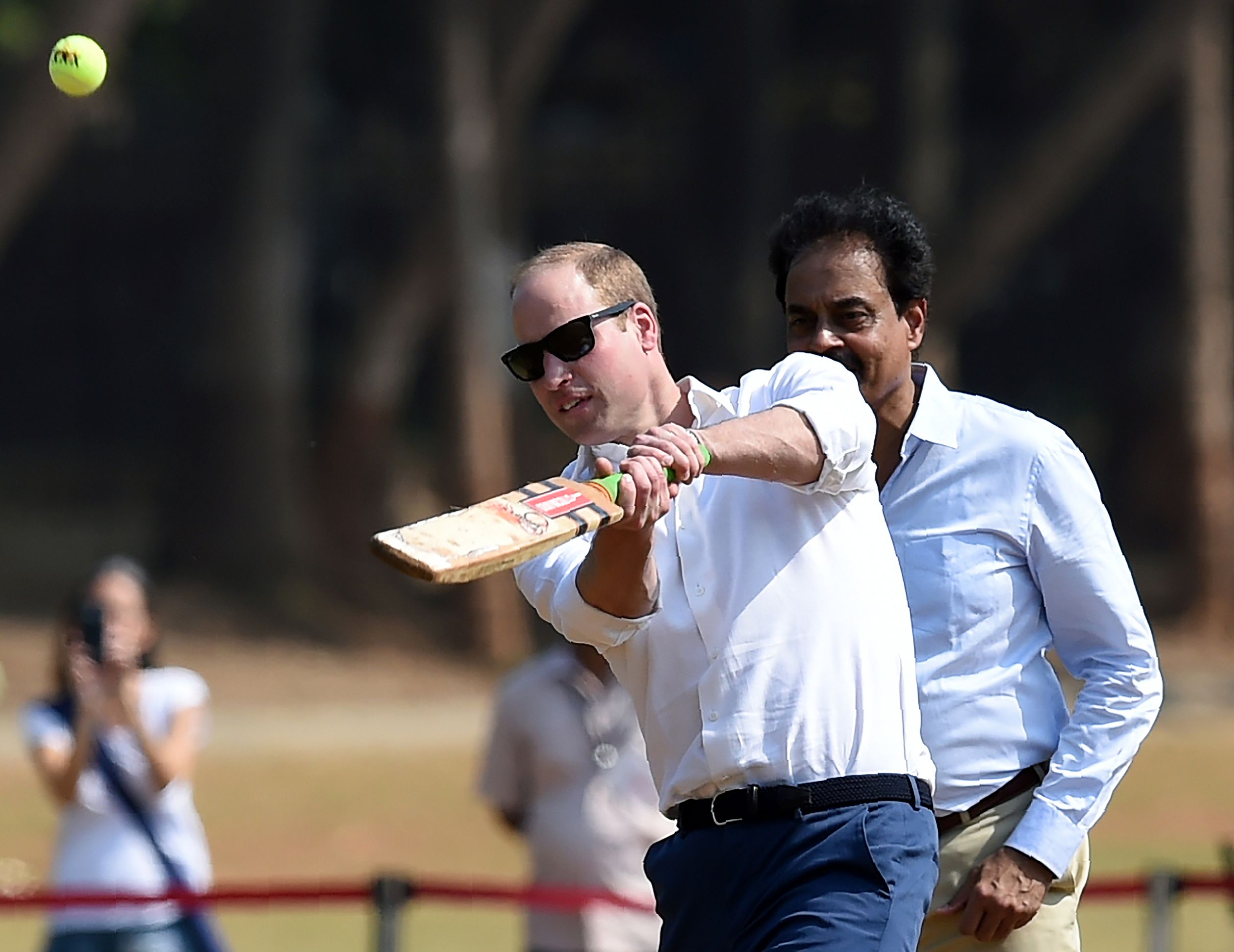 2016: Prins William speelt cricket in India, de sport is daar razend populair.