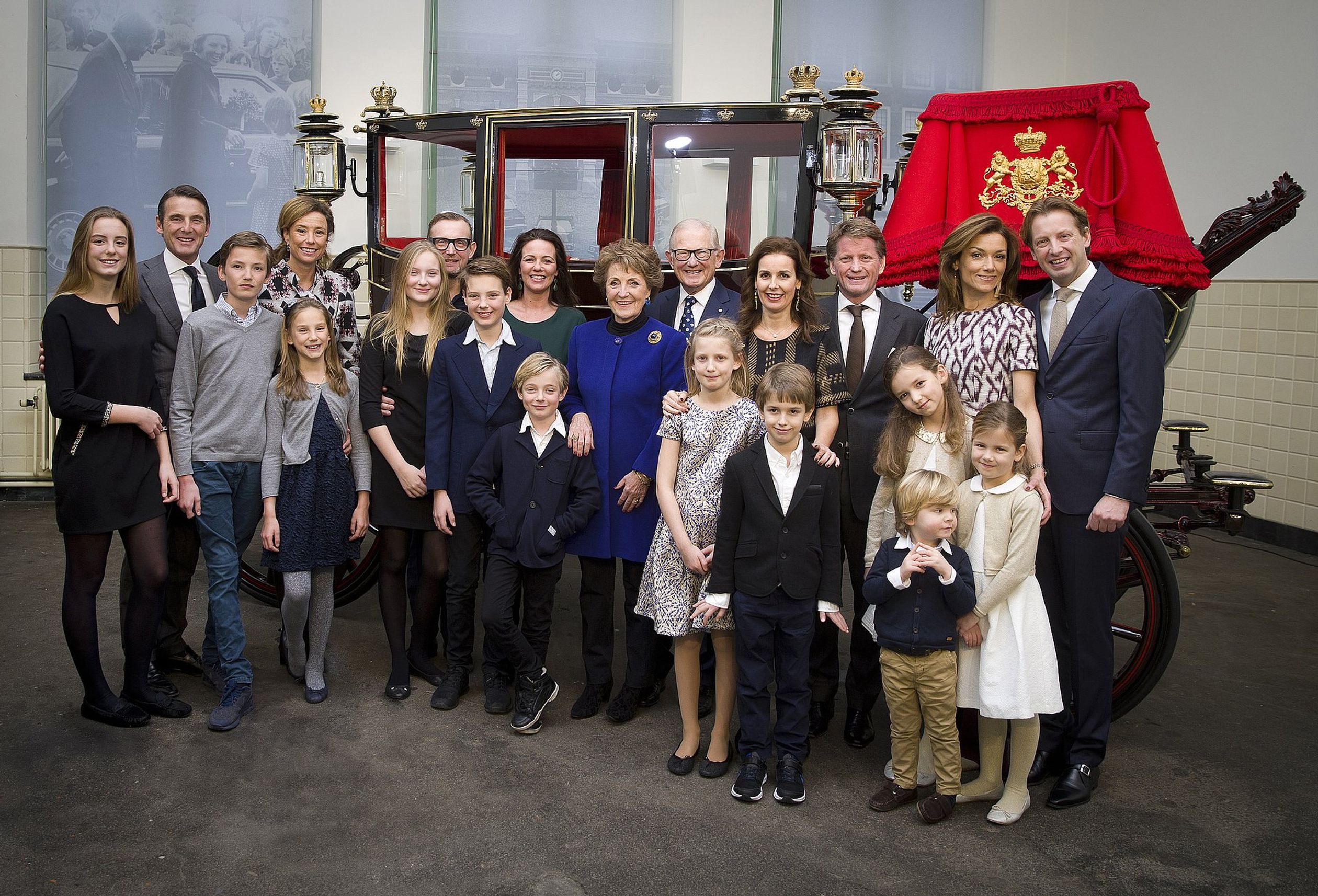 De hele familie voor de Gala Glas Berline waarin Pieter en Margriet werden rondgereden tijdens hun