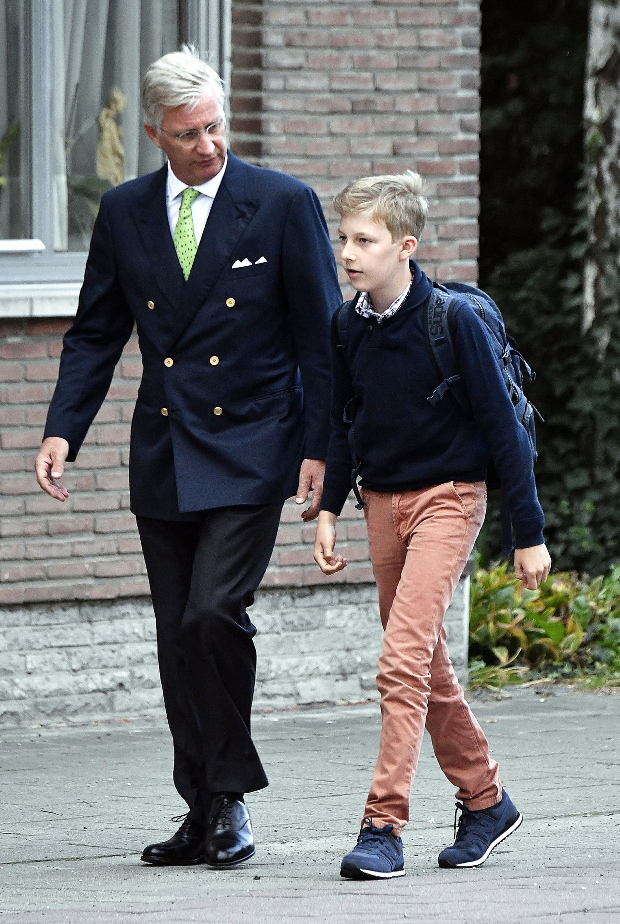 Koning Filip brengt prins Emmanuel naar school op zijn eerste schooldag op de middelbare school.