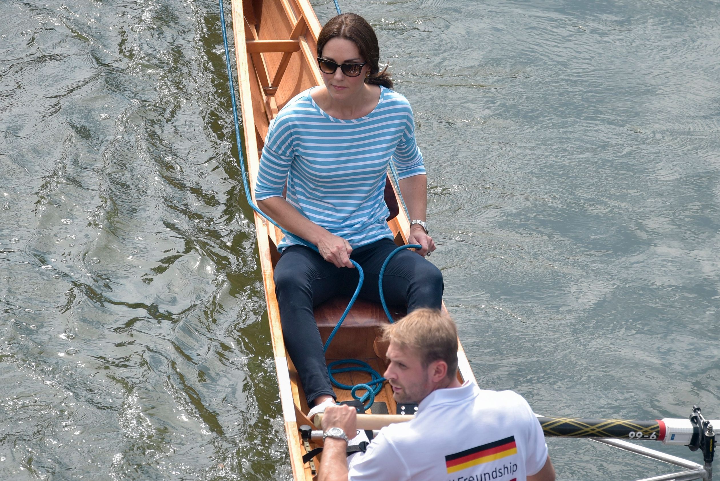 2018: De hertogin van Cambridge stuurt een roeiboot tijdens een vriendschappelijke roeiwedstrijd