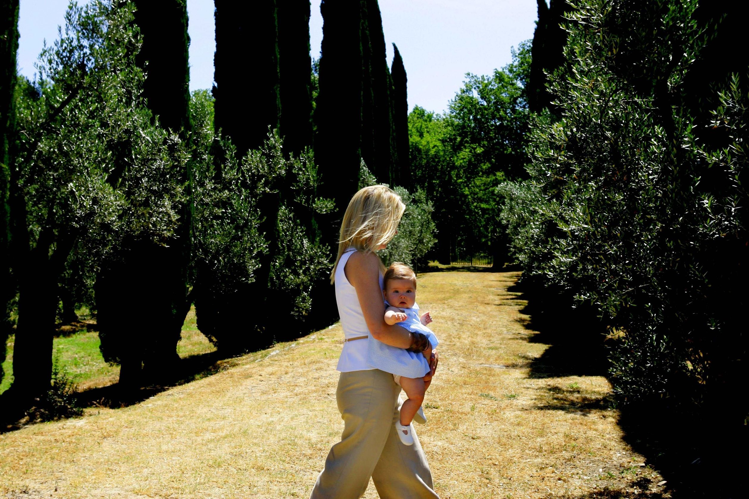 Juli 2004: Máxima loopt met haar dochter prinses Catharina-Amalia in de tuin van Roca dei Draconie,