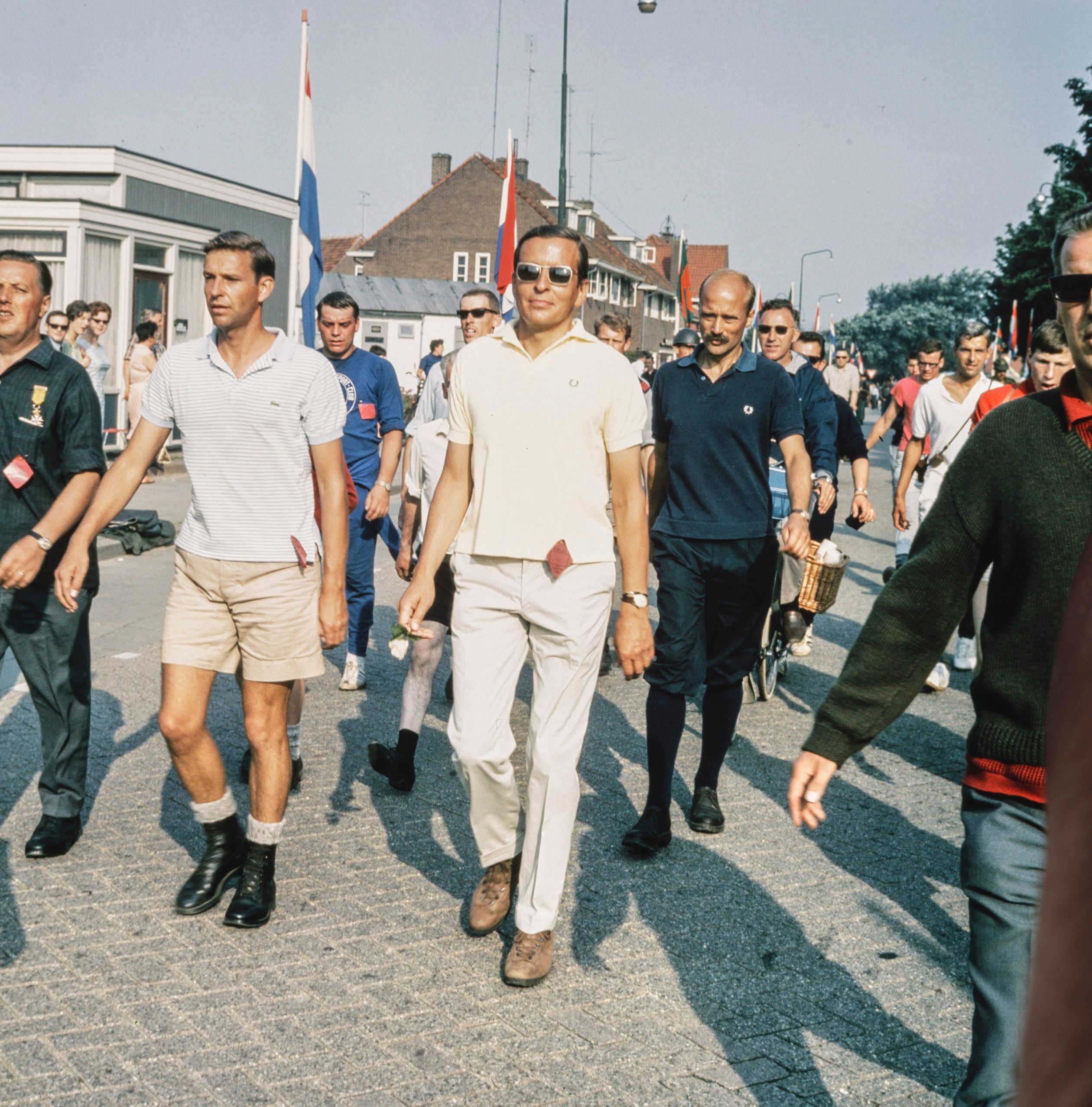 Wie gaat wandelen, krijgt het warm! Prins Claus liep in 1967 de Nijmeegse Vierdaagse. Daar hoort