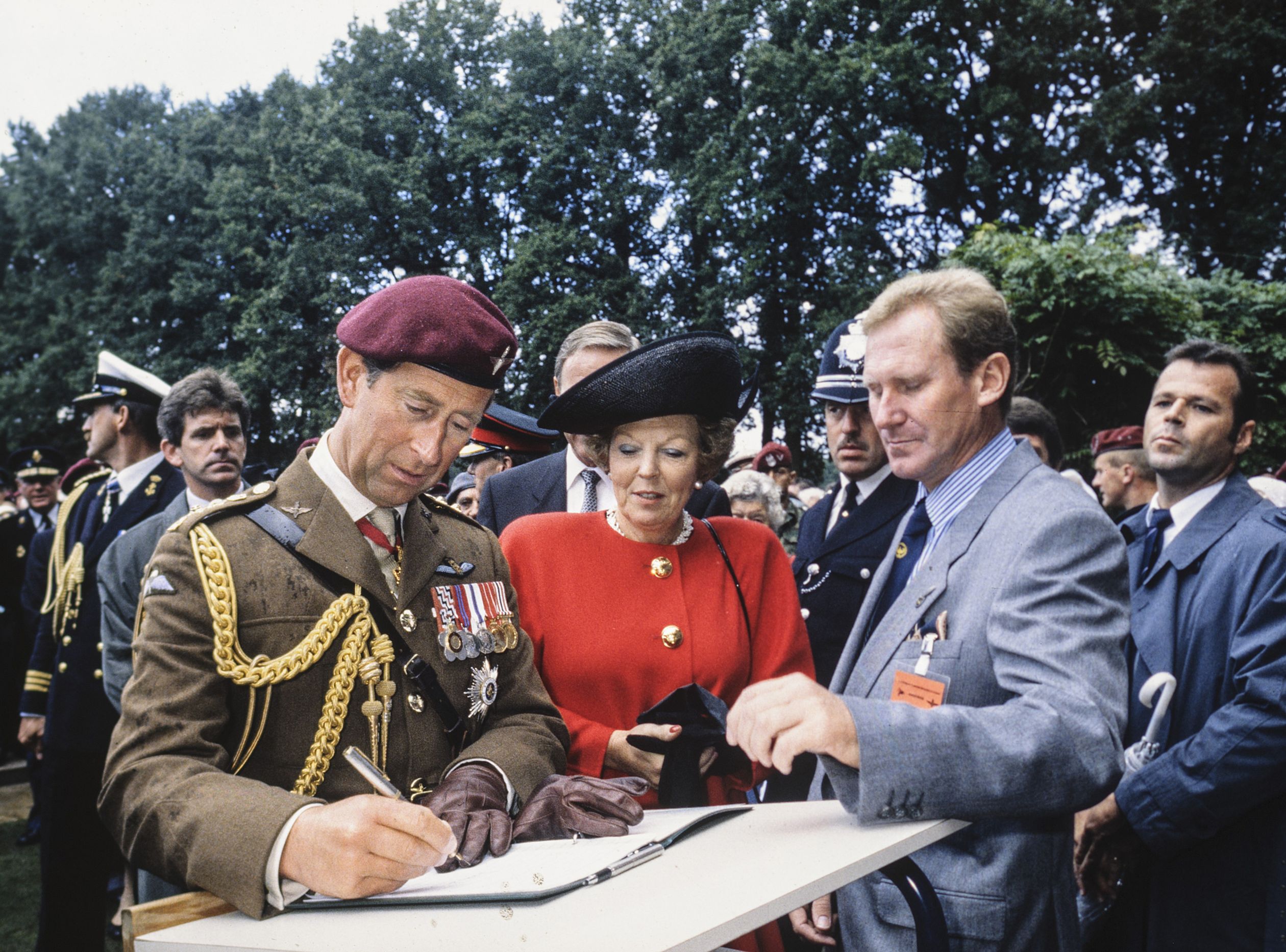 In 1994 waren prinses Beatrix en prins Charles ook samen bij de 50e herdenking van de Slag om