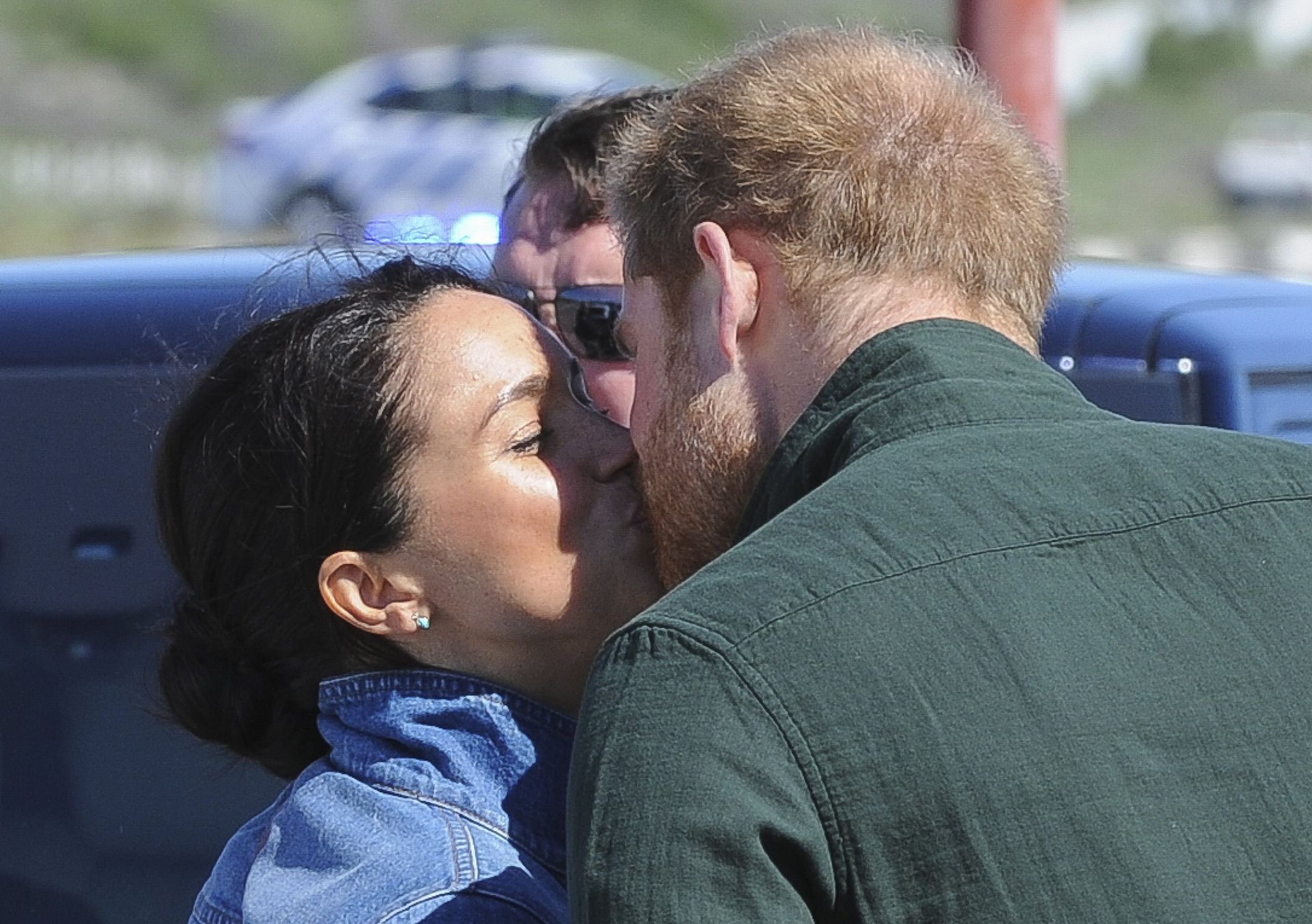 Een kus bij vertrek na hun bezoek aan Waves for Change in het Zuid-Afrikaanse Kaapstad.