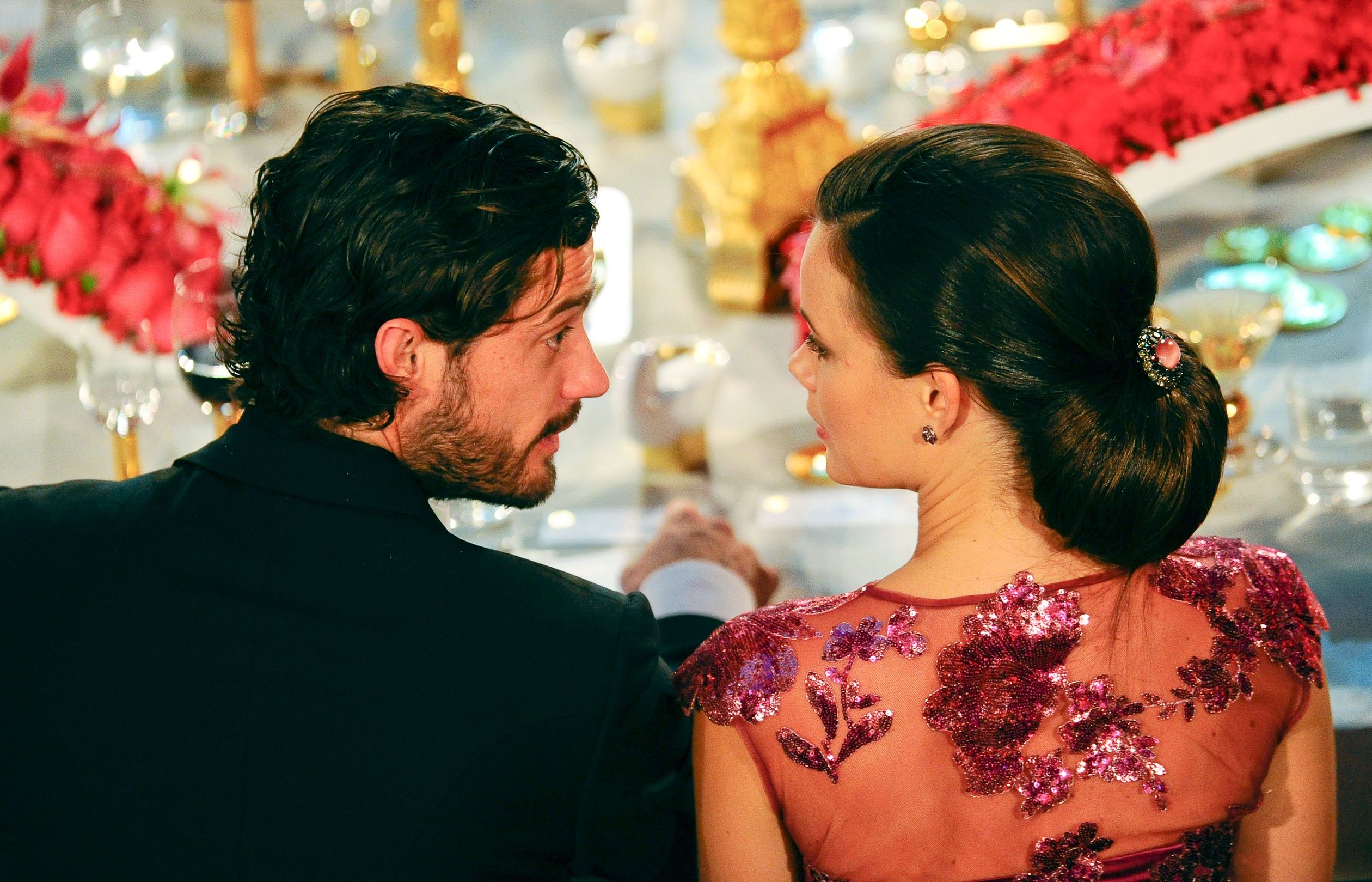 2014: Prins Carl Philip neemt zijn verloofde Sofia Hellqvist voor het eerst mee naar de ceremonie.