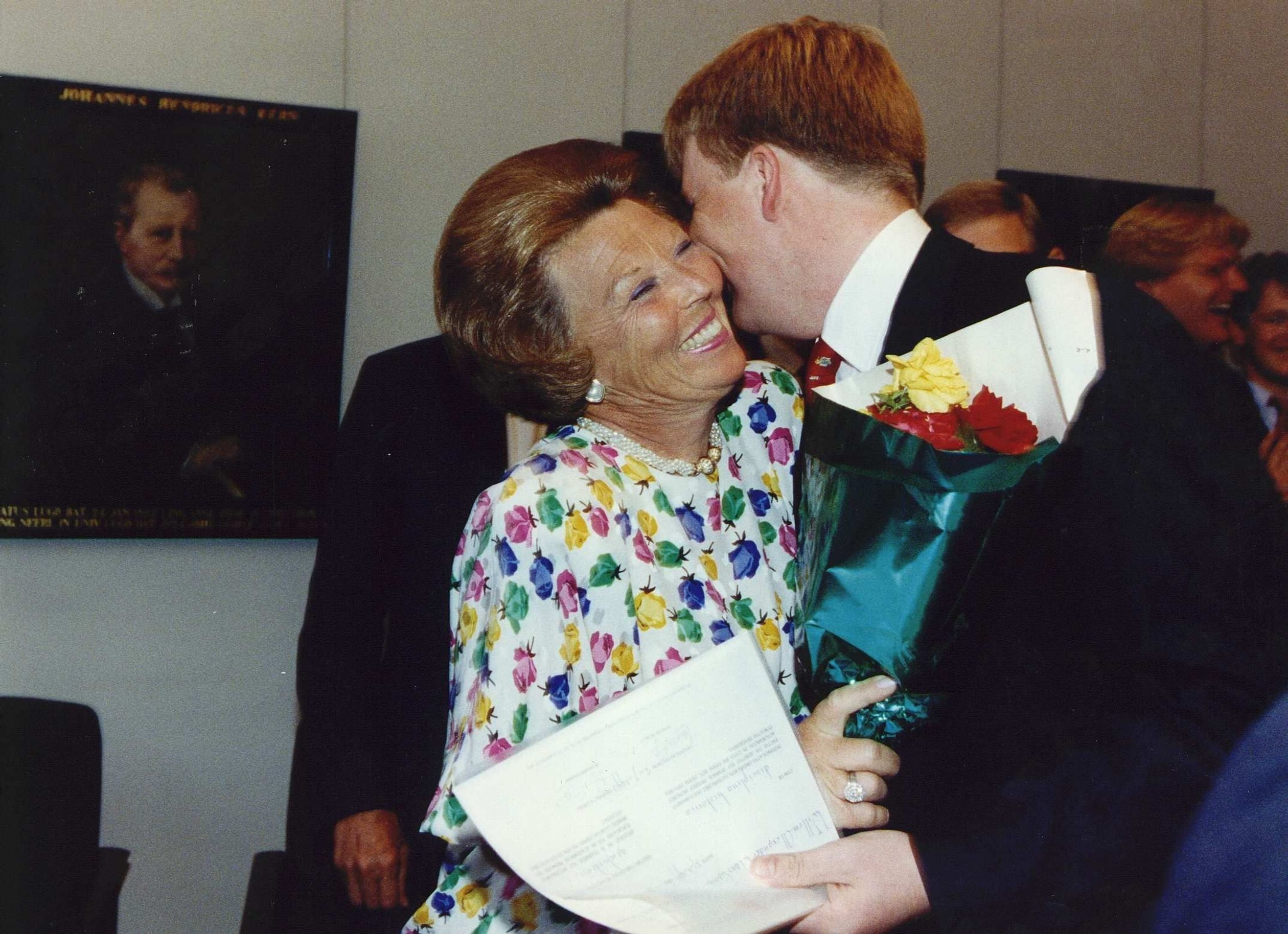 Willem-Alexander omhelst zijn moeder na het behalen van zijn bul in 1993.