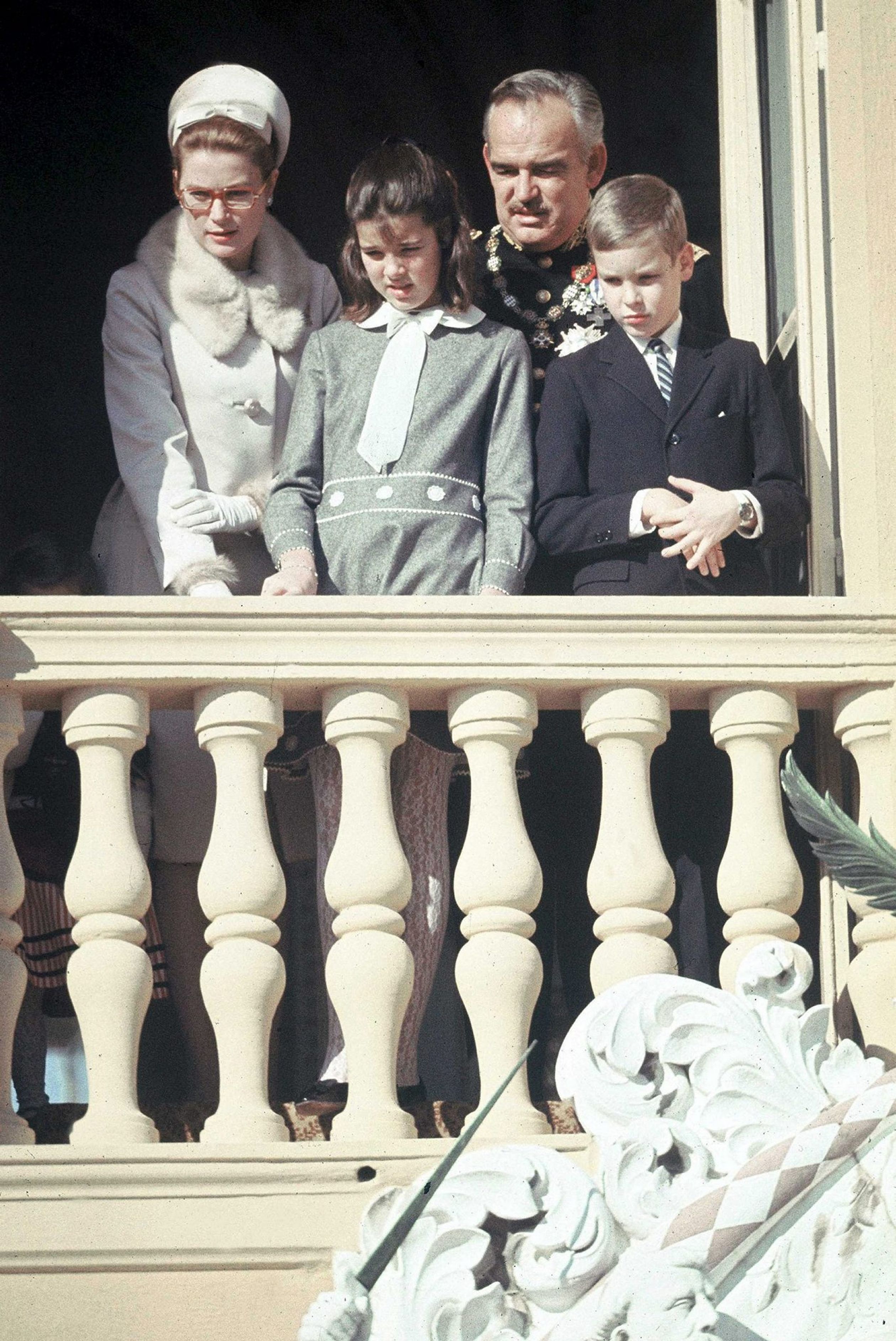 Grace, Caroline, Rainier en Albert van Monaco op het balkon van het paleis tijdens de nationale